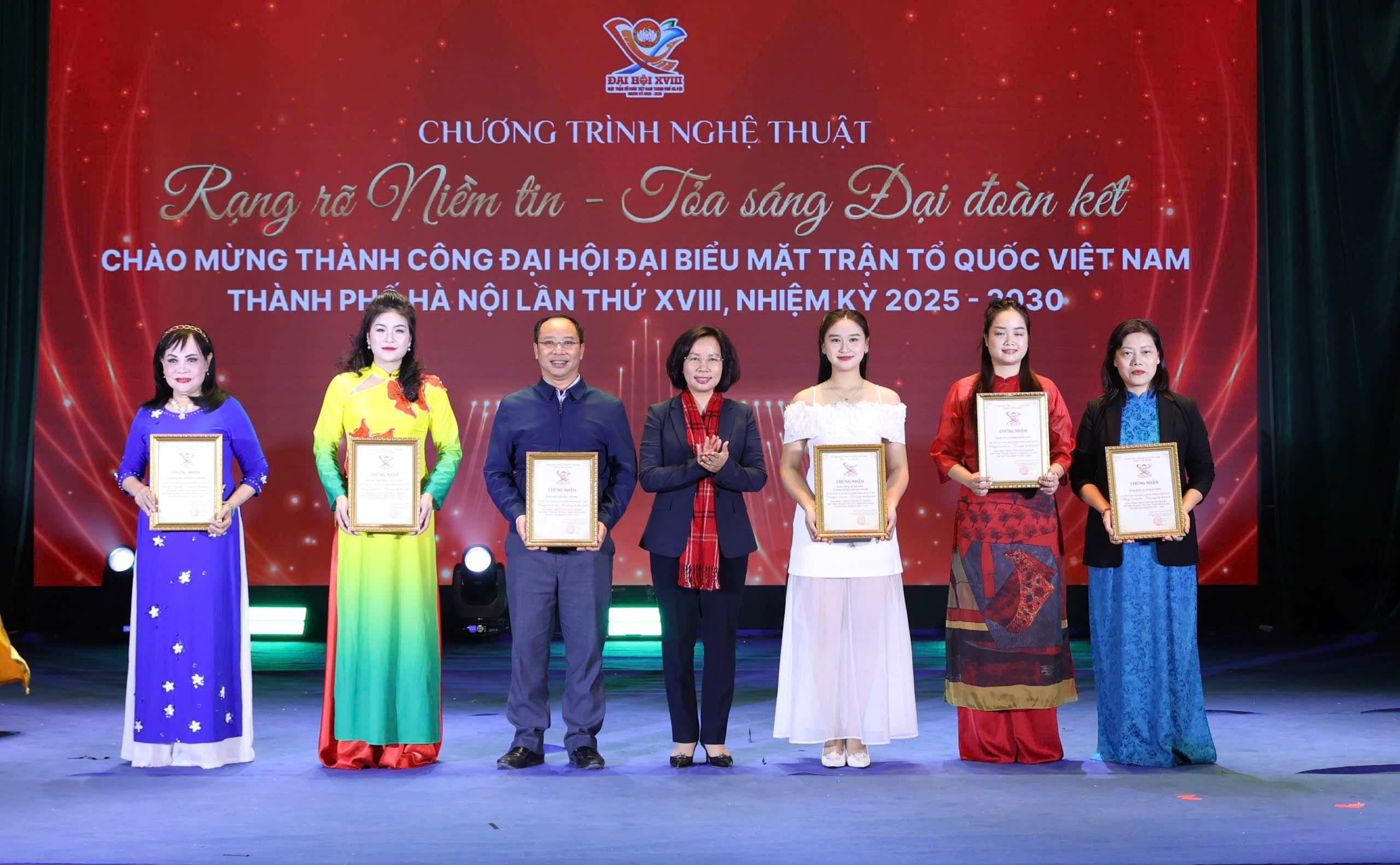 Chương trình nghệ thuật “Rạng rỡ niềm tin - Toả sáng đại đoàn kết” lan tỏa niềm vui, khí thế và quyết tâm mới  - ảnh 7