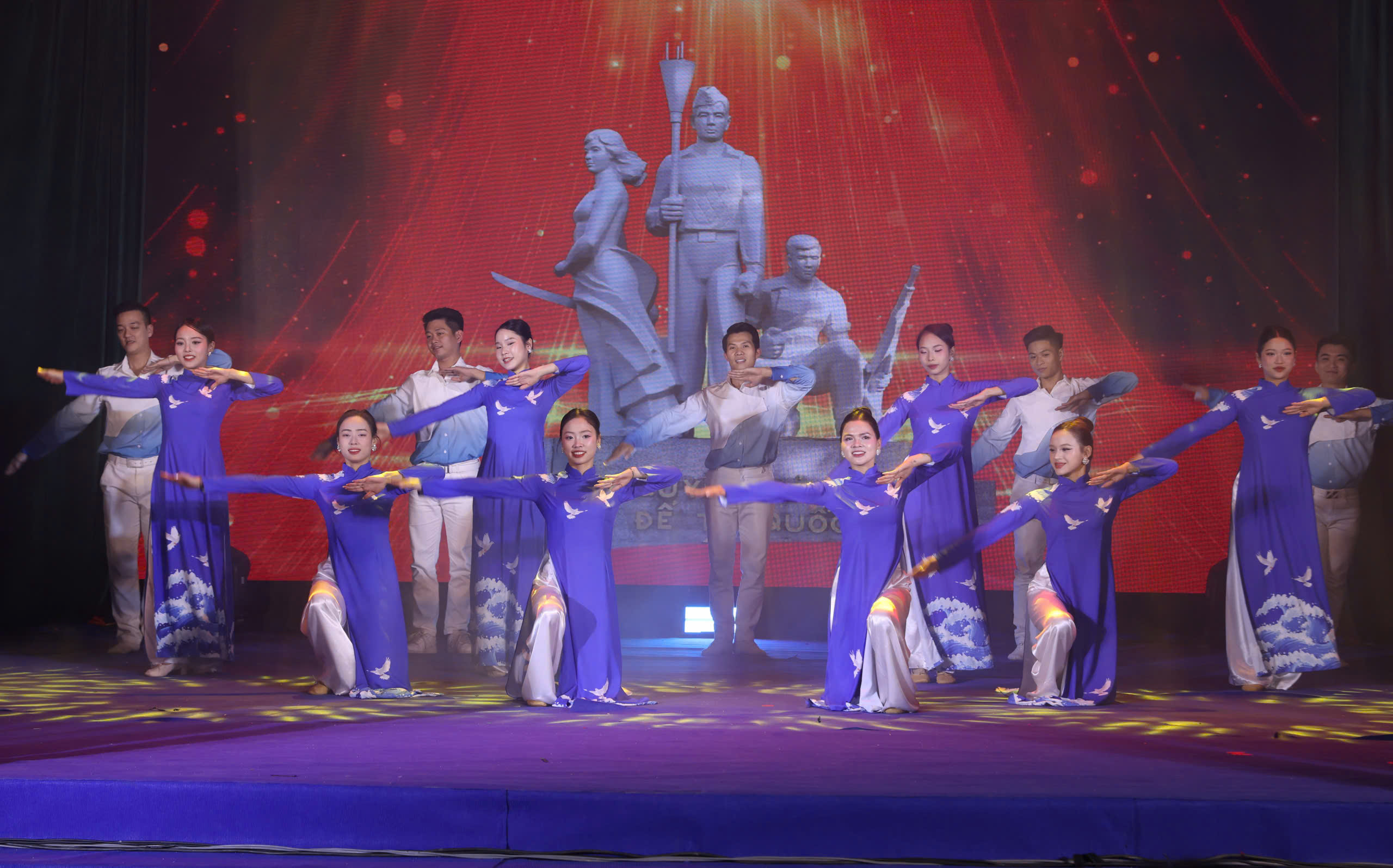 Chương trình nghệ thuật “Rạng rỡ niềm tin - Toả sáng đại đoàn kết” lan tỏa niềm vui, khí thế và quyết tâm mới  - ảnh 5