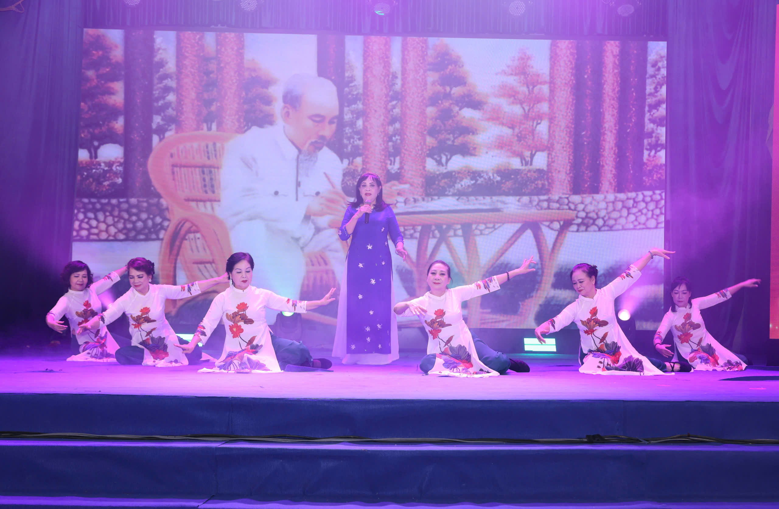 Chương trình nghệ thuật “Rạng rỡ niềm tin - Toả sáng đại đoàn kết” lan tỏa niềm vui, khí thế và quyết tâm mới  - ảnh 3