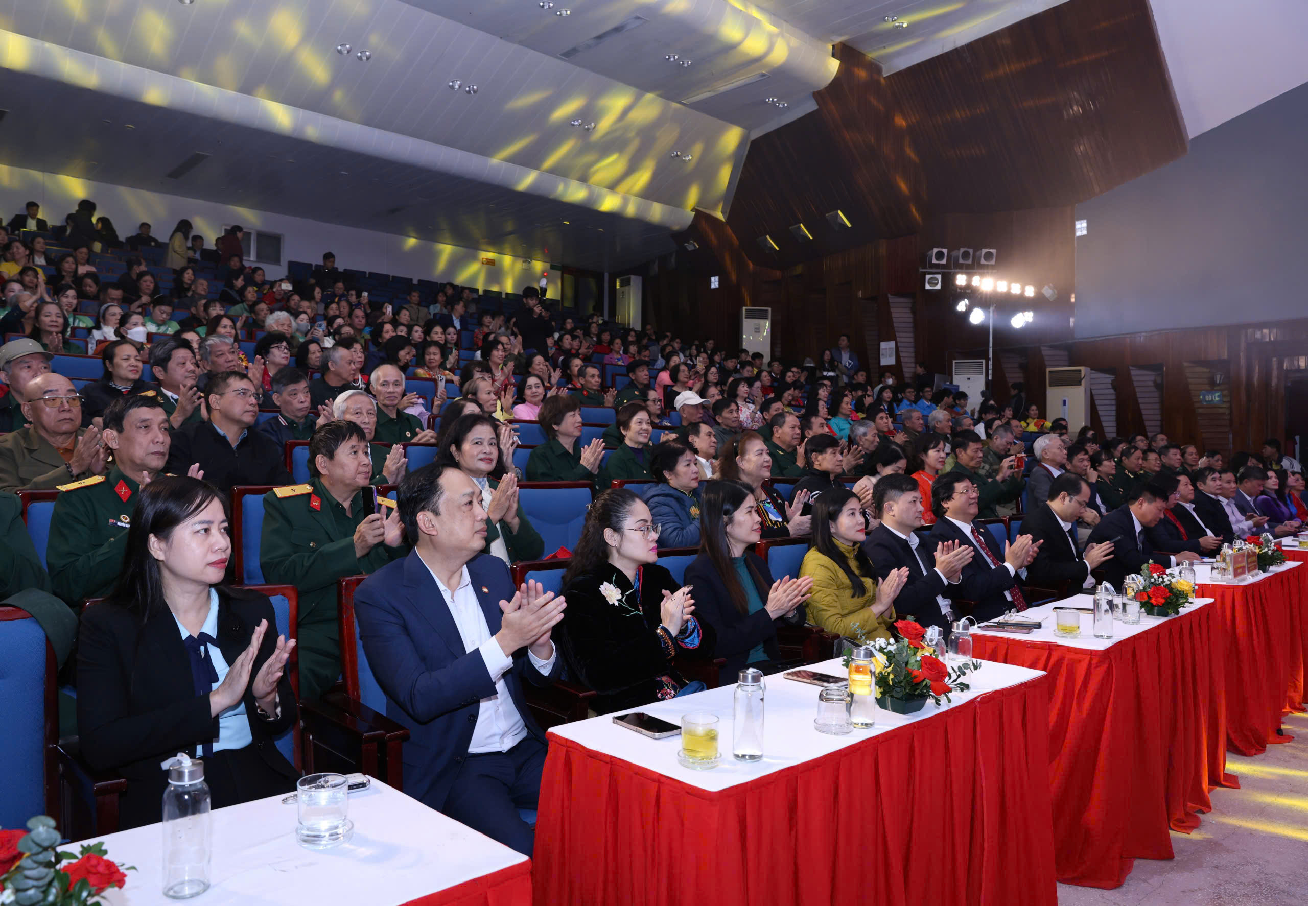 Chương trình nghệ thuật “Rạng rỡ niềm tin - Toả sáng đại đoàn kết” lan tỏa niềm vui, khí thế và quyết tâm mới  - ảnh 2