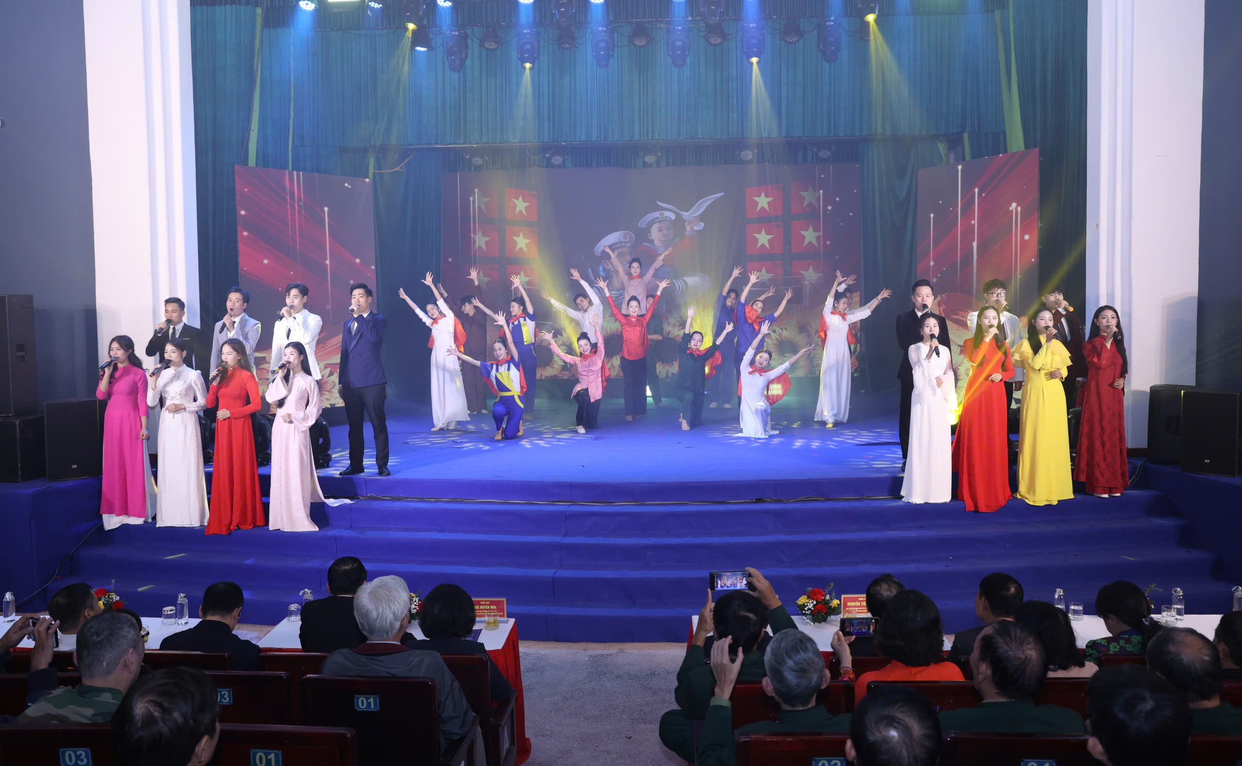 Chương trình nghệ thuật “Rạng rỡ niềm tin - Toả sáng đại đoàn kết” lan tỏa niềm vui, khí thế và quyết tâm mới  - ảnh 6