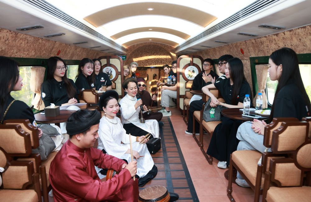 Thí sinh “Tiếng hát Hà Nội 2025” trải nghiệm hành trình văn hóa độc đáo Thăng Long – Kinh Bắc  - ảnh 3