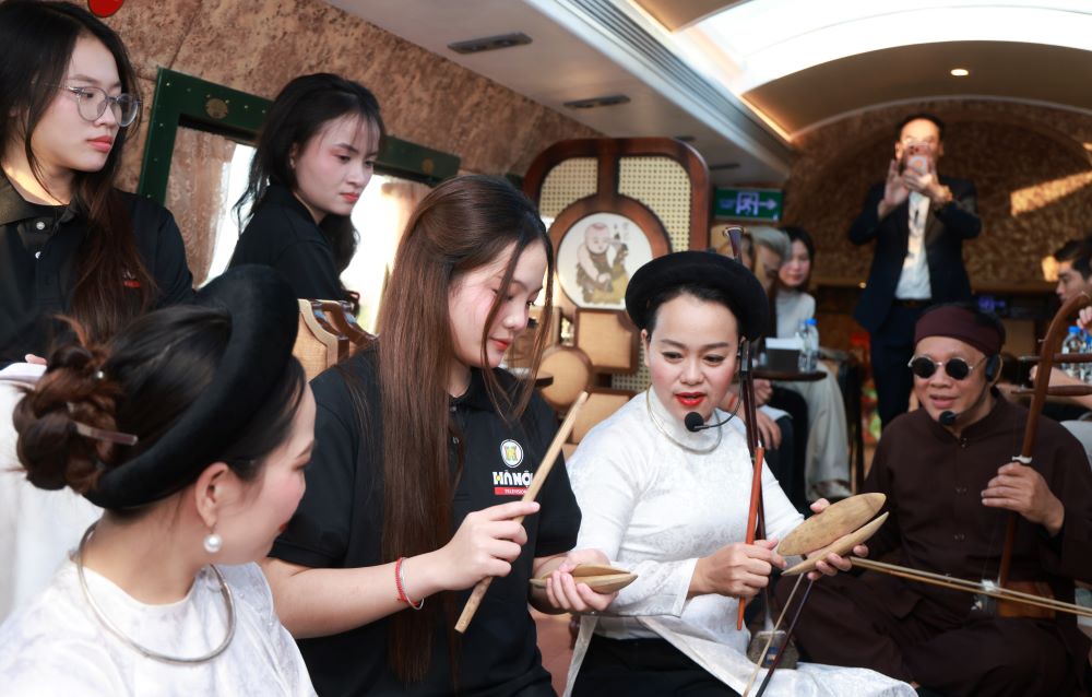 Thí sinh “Tiếng hát Hà Nội 2025” trải nghiệm hành trình văn hóa độc đáo Thăng Long – Kinh Bắc  - ảnh 4