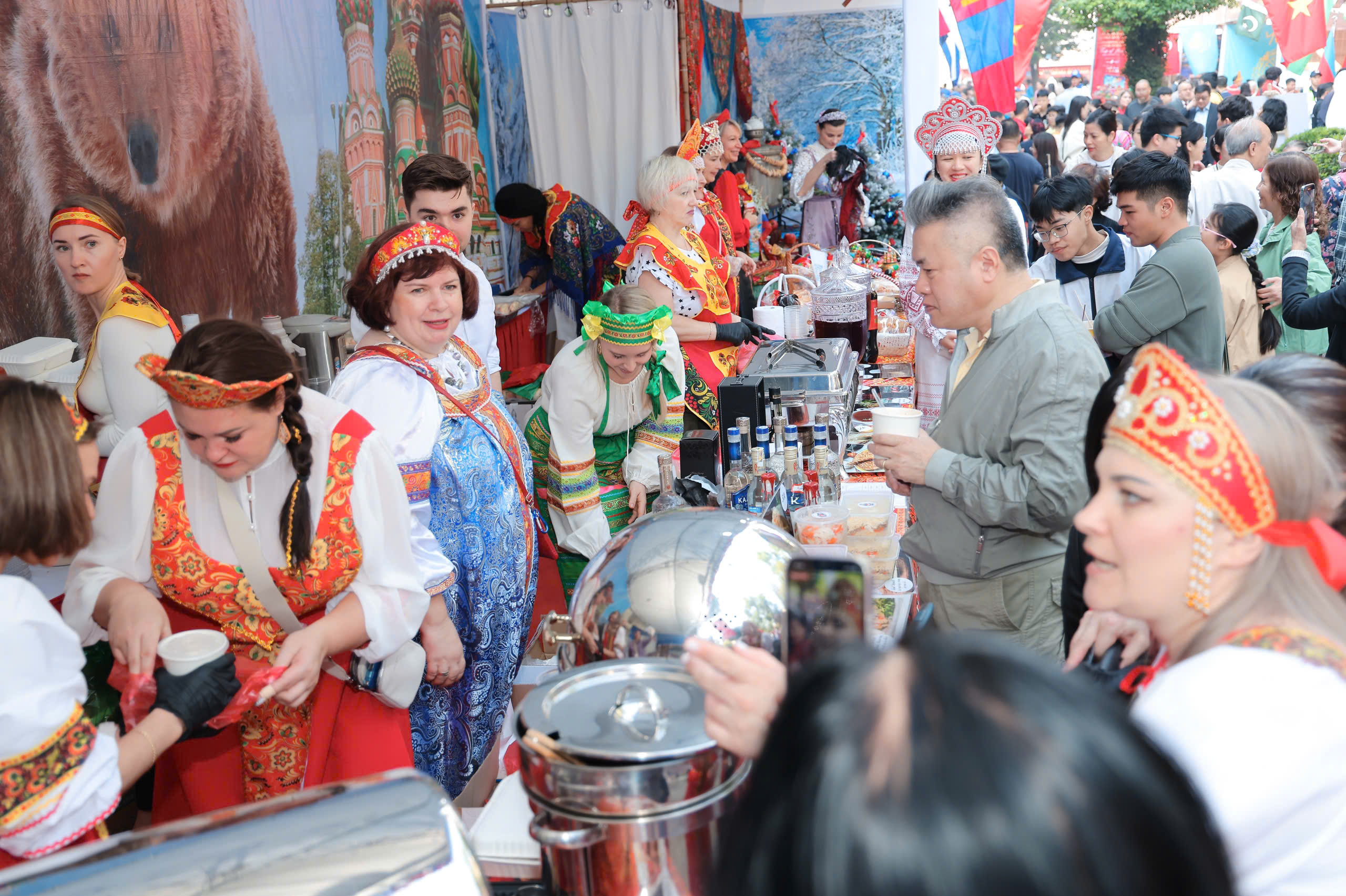 Liên hoan Văn hóa ẩm thực Quốc tế 2025 chung tay ủng hộ đồng bào miền Trung bị bão lũ - ảnh 9