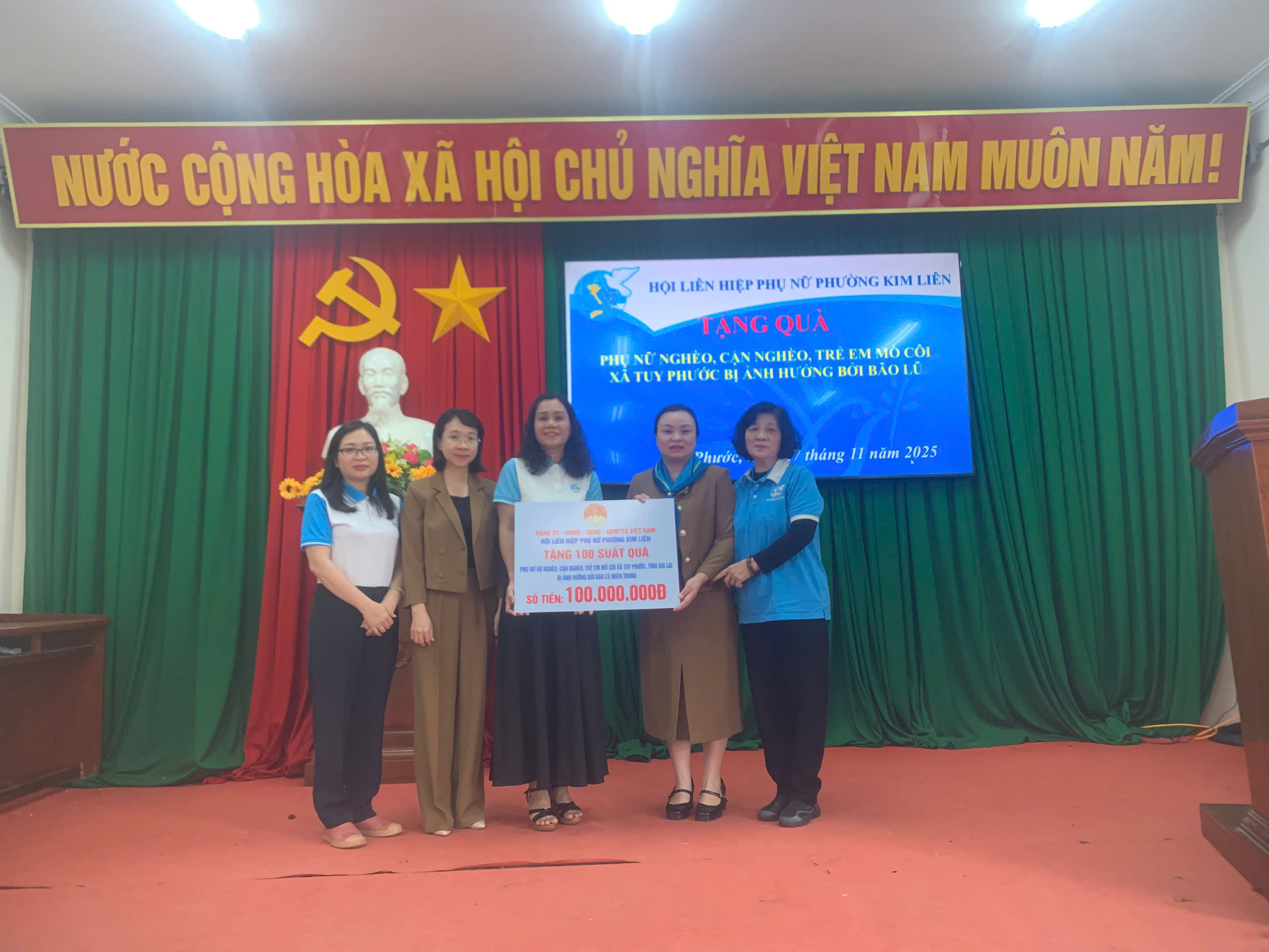 Ấm lòng sự chia sẻ của Hội LHPN phường Kim Liên với phụ nữ, trẻ em khó khăn bị ảnh hưởng lũ lụt  - ảnh 1