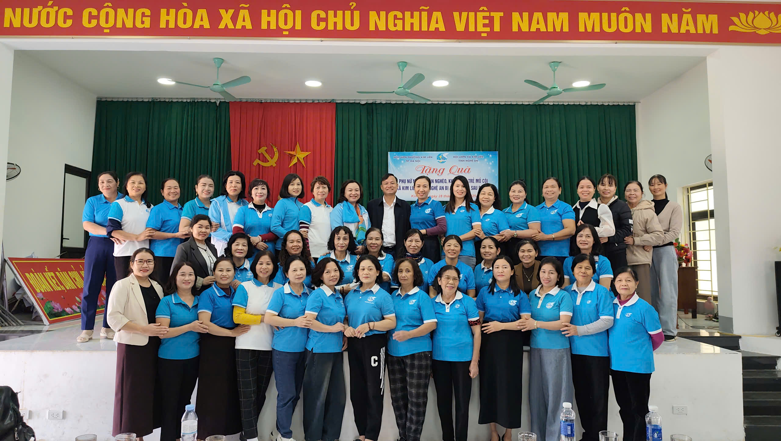 Ấm lòng sự chia sẻ của Hội LHPN phường Kim Liên với phụ nữ, trẻ em khó khăn bị ảnh hưởng lũ lụt  - ảnh 7