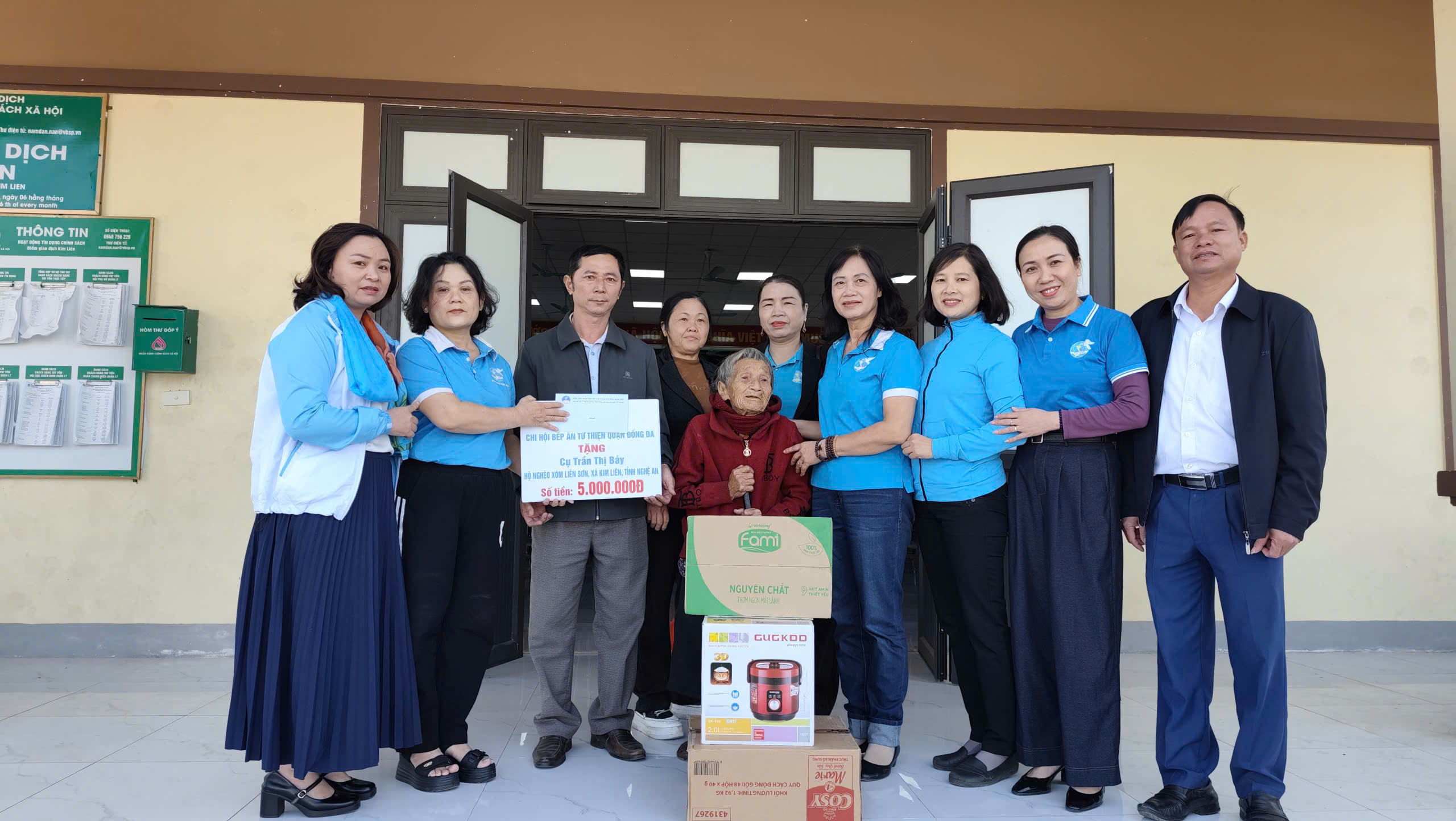 Ấm lòng sự chia sẻ của Hội LHPN phường Kim Liên với phụ nữ, trẻ em khó khăn bị ảnh hưởng lũ lụt  - ảnh 6