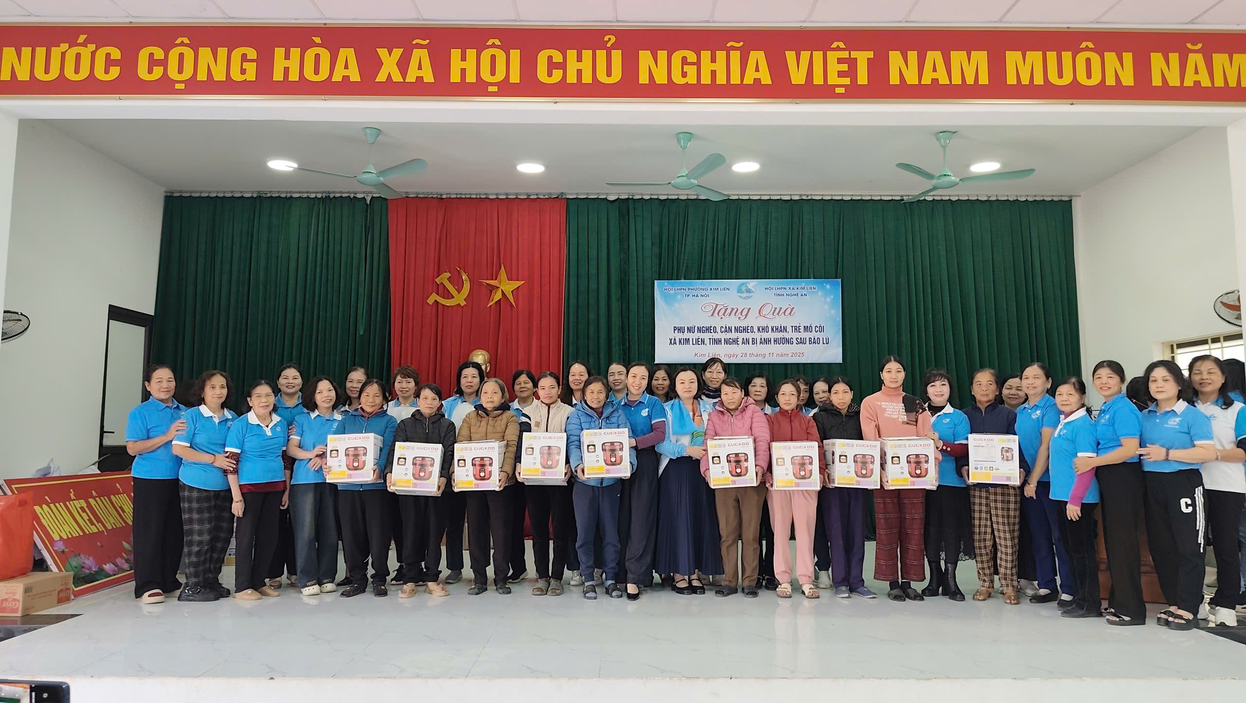 Ấm lòng sự chia sẻ của Hội LHPN phường Kim Liên với phụ nữ, trẻ em khó khăn bị ảnh hưởng lũ lụt  - ảnh 5