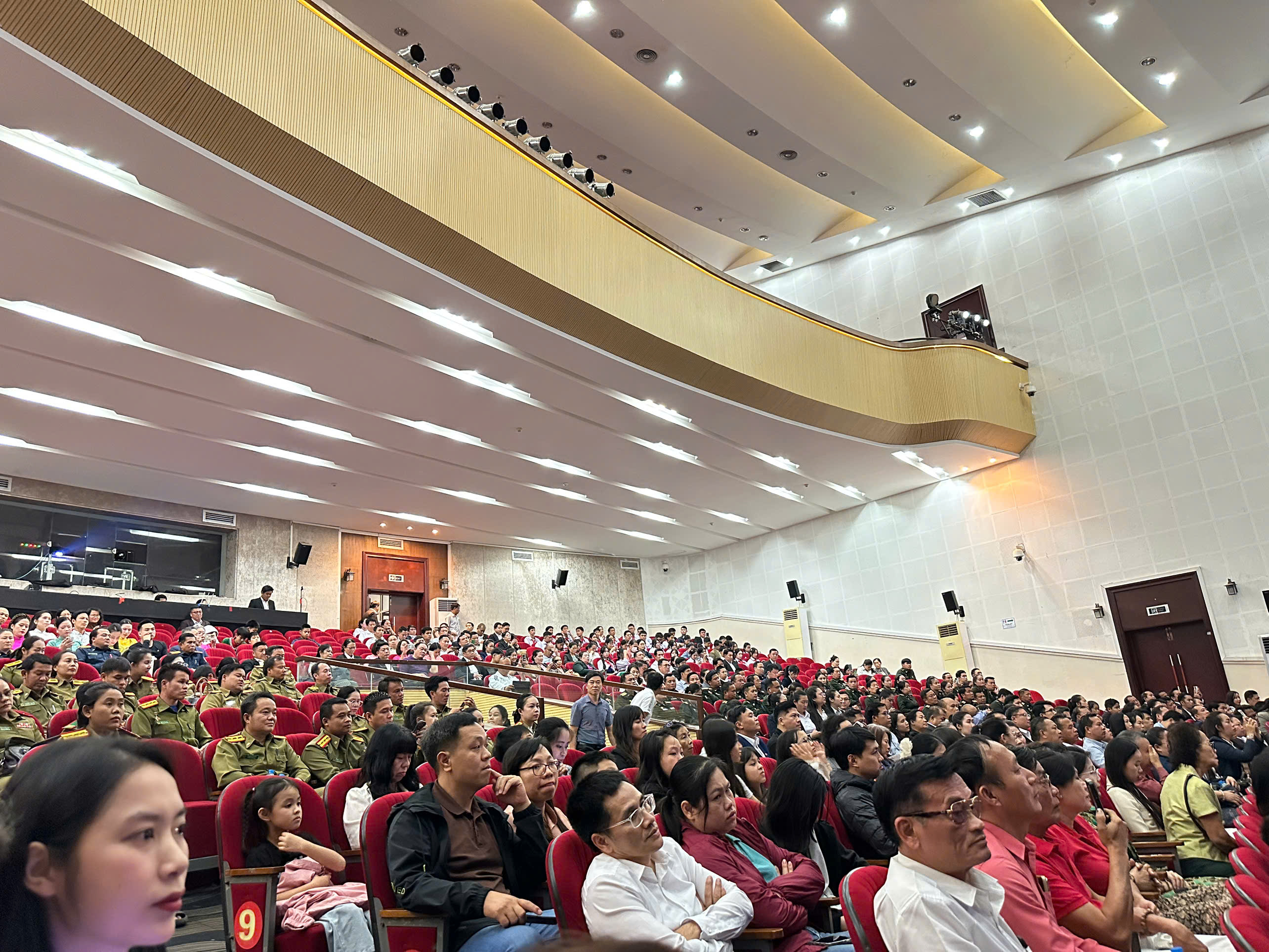 Phu nhân Ngô Phương Ly dự Khai mạc Tuần phim Việt Nam và triển lãm ảnh về quan hệ Việt Nam - Lào - ảnh 2