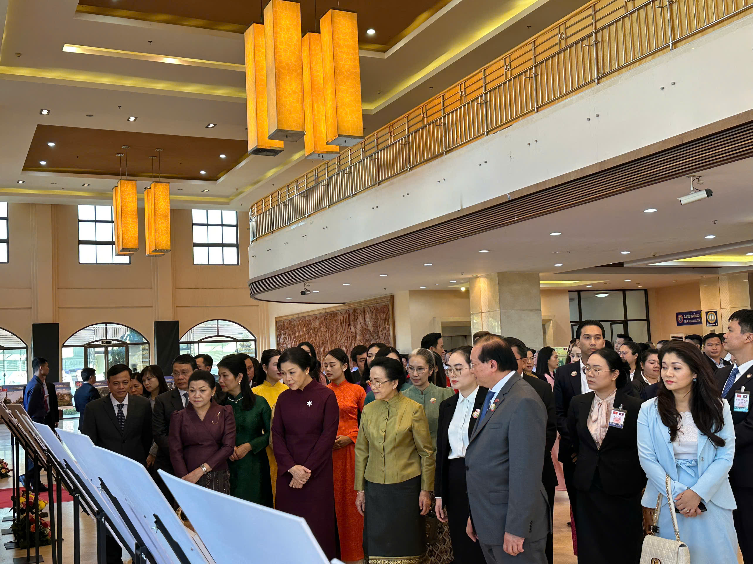 Phu nhân Ngô Phương Ly dự Khai mạc Tuần phim Việt Nam và triển lãm ảnh về quan hệ Việt Nam - Lào - ảnh 4