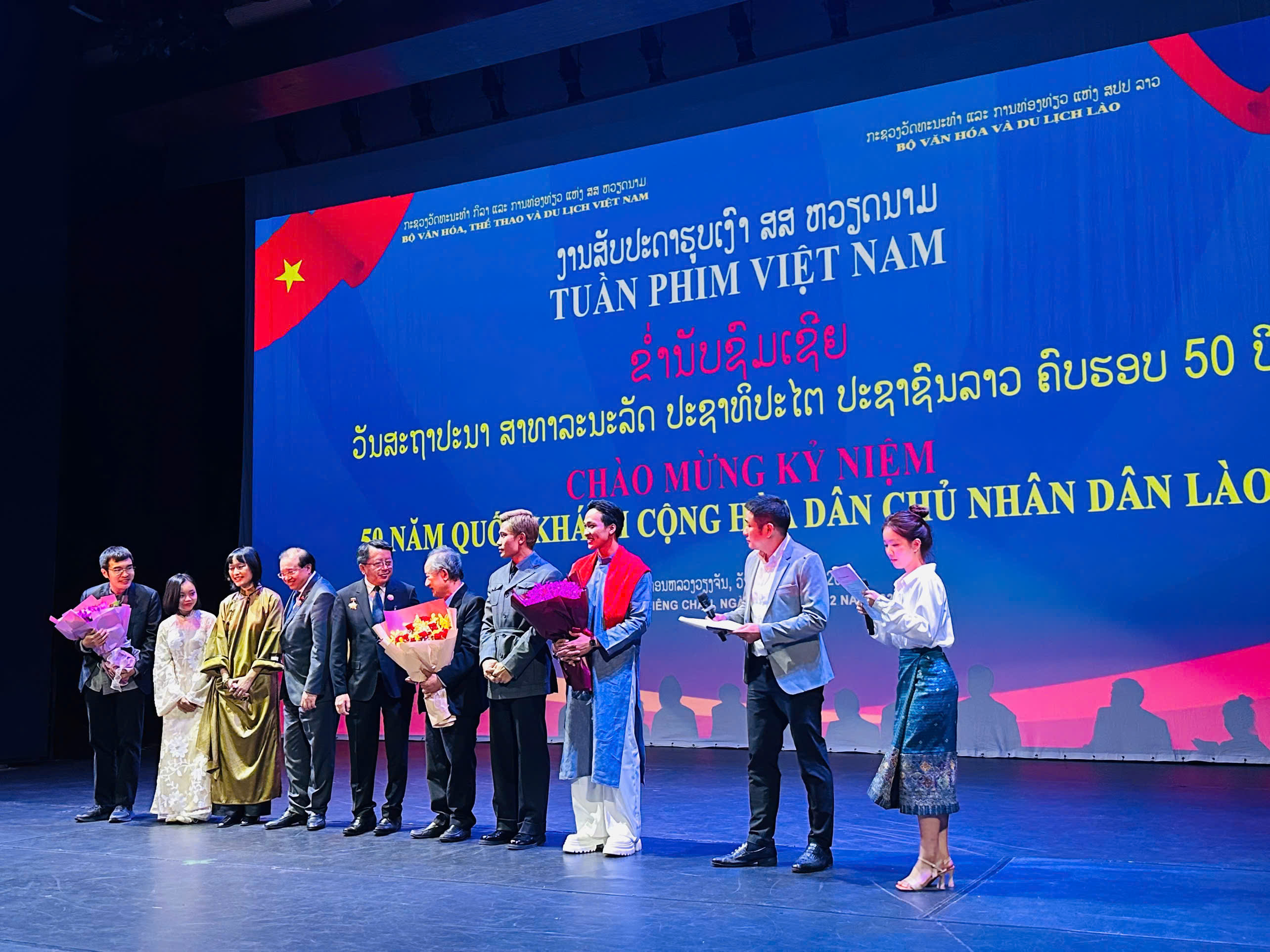 Phu nhân Ngô Phương Ly dự Khai mạc Tuần phim Việt Nam và triển lãm ảnh về quan hệ Việt Nam - Lào - ảnh 7