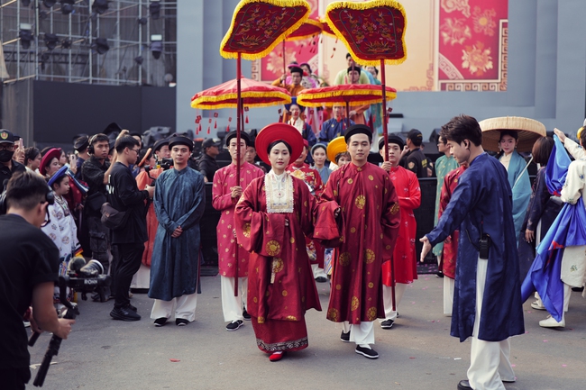 Ấn tượng đoàn rước Việt phục “Bách Hoa Hỷ Sự” tại Ngày hội Việt Nam Hạnh phúc - ảnh 1