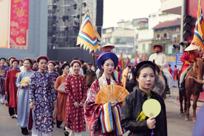 Ấn tượng đoàn rước Việt phục “Bách Hoa Hỷ Sự” tại Ngày hội Việt Nam Hạnh phúc - ảnh 8