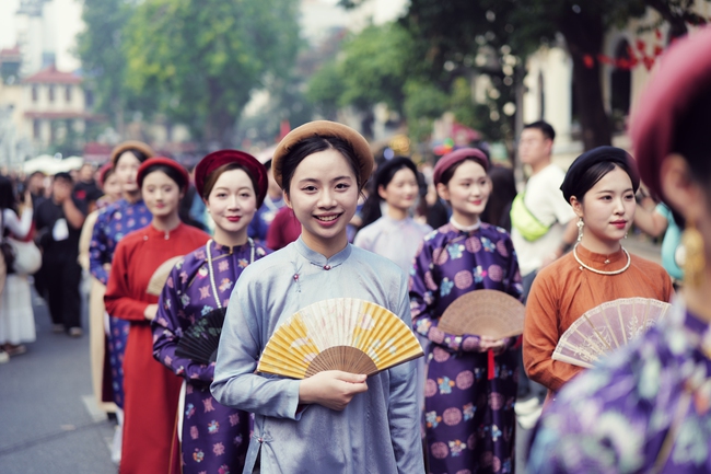 Ấn tượng đoàn rước Việt phục “Bách Hoa Hỷ Sự” tại Ngày hội Việt Nam Hạnh phúc - ảnh 7