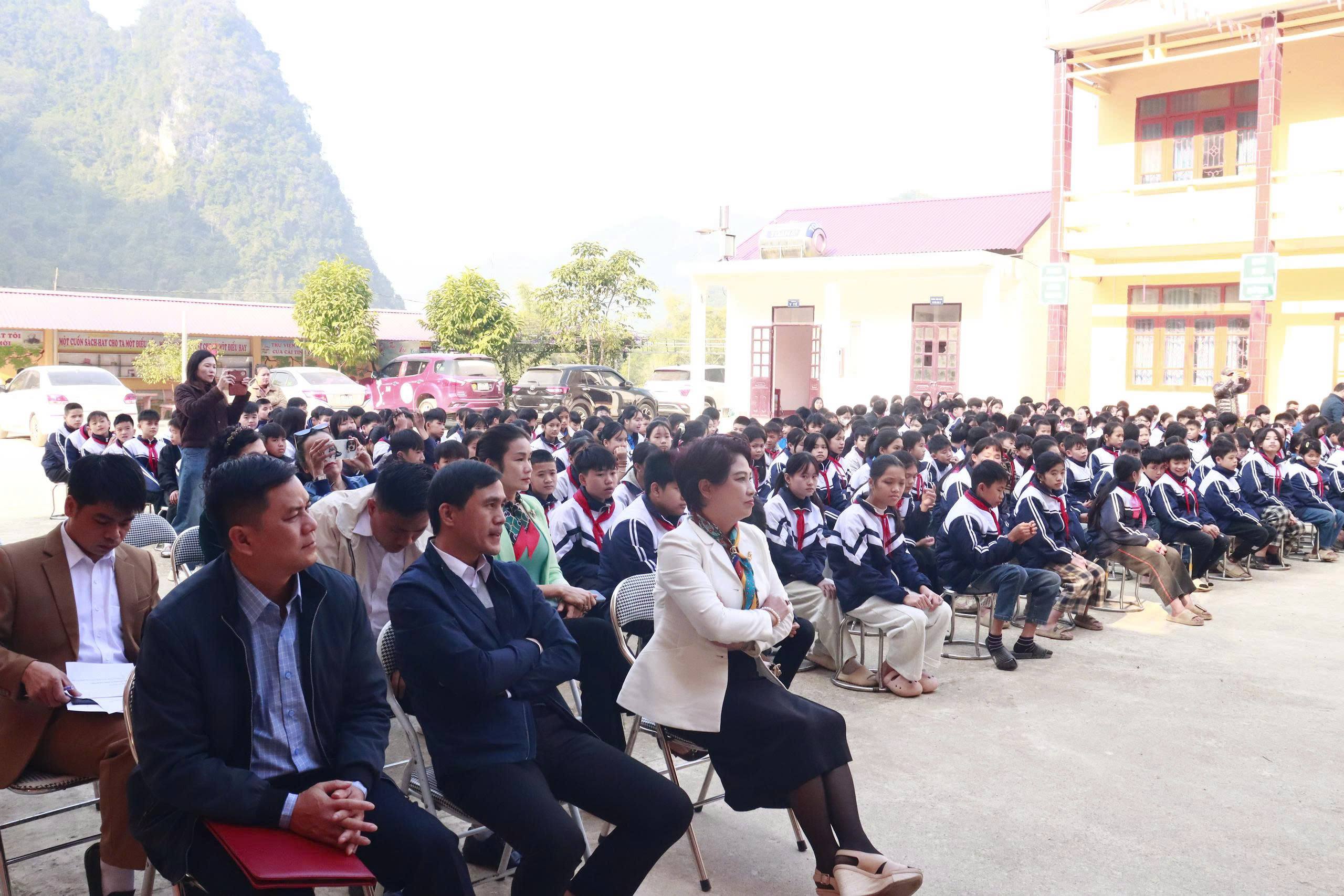 Báo Phụ nữ Thủ đô trao tặng học bổng, xe đạp cho học sinh có hoàn cảnh khó khăn vùng núi Nhất Hòa (Lạng Sơn) - ảnh 1