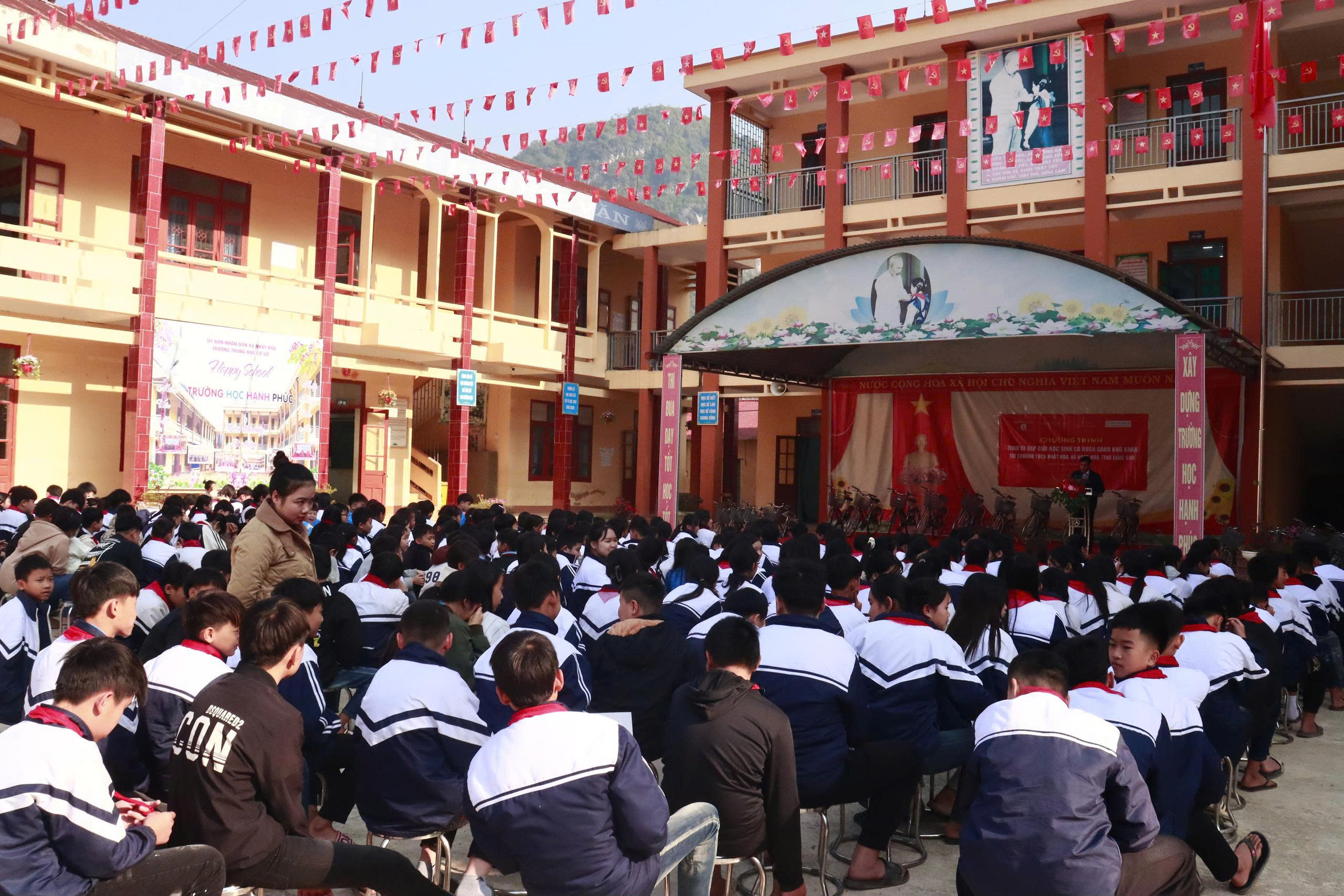 Báo Phụ nữ Thủ đô trao tặng học bổng, xe đạp cho học sinh có hoàn cảnh khó khăn vùng núi Nhất Hòa (Lạng Sơn) - ảnh 2