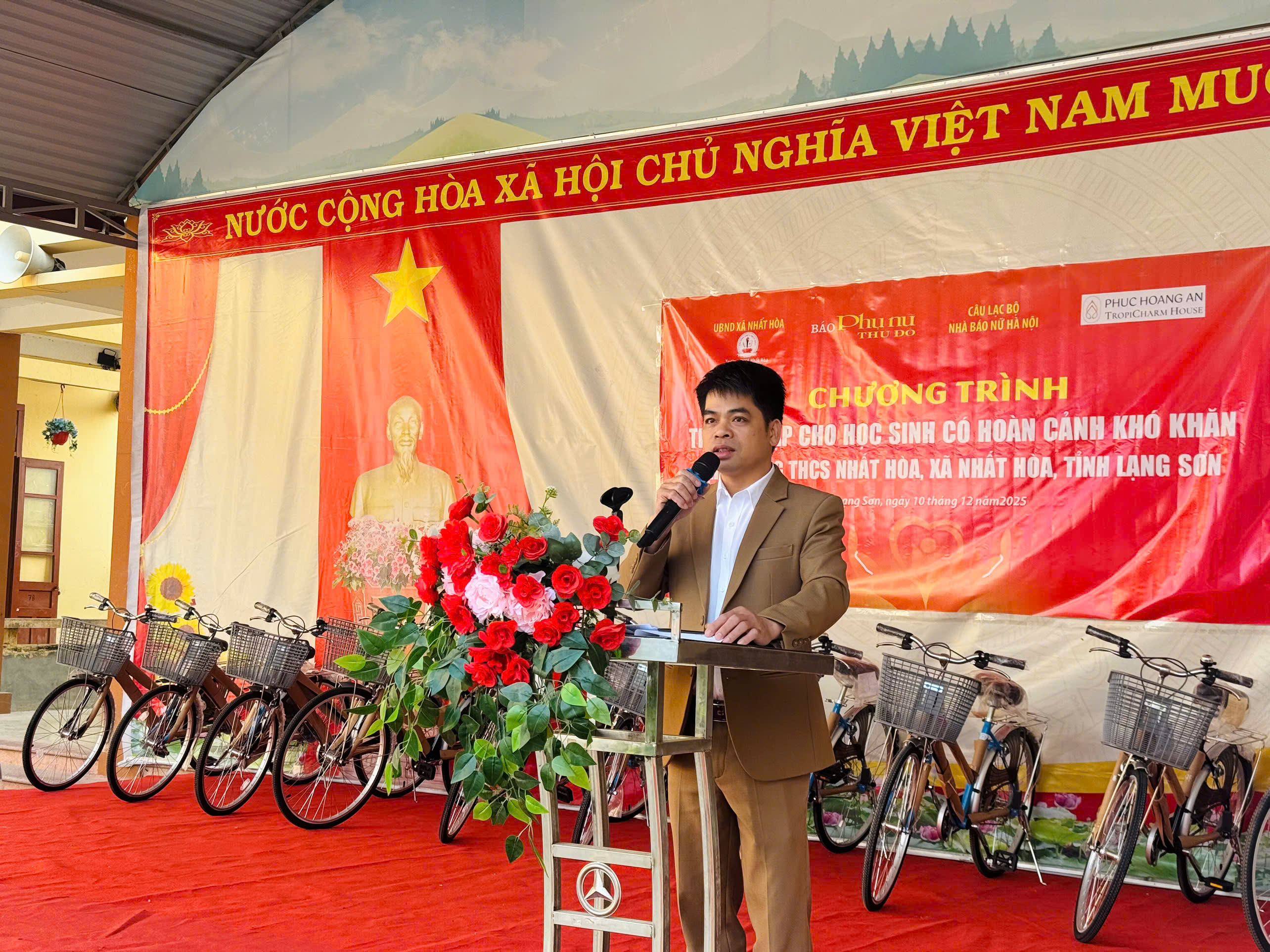 Báo Phụ nữ Thủ đô trao tặng học bổng, xe đạp cho học sinh có hoàn cảnh khó khăn vùng núi Nhất Hòa (Lạng Sơn) - ảnh 3