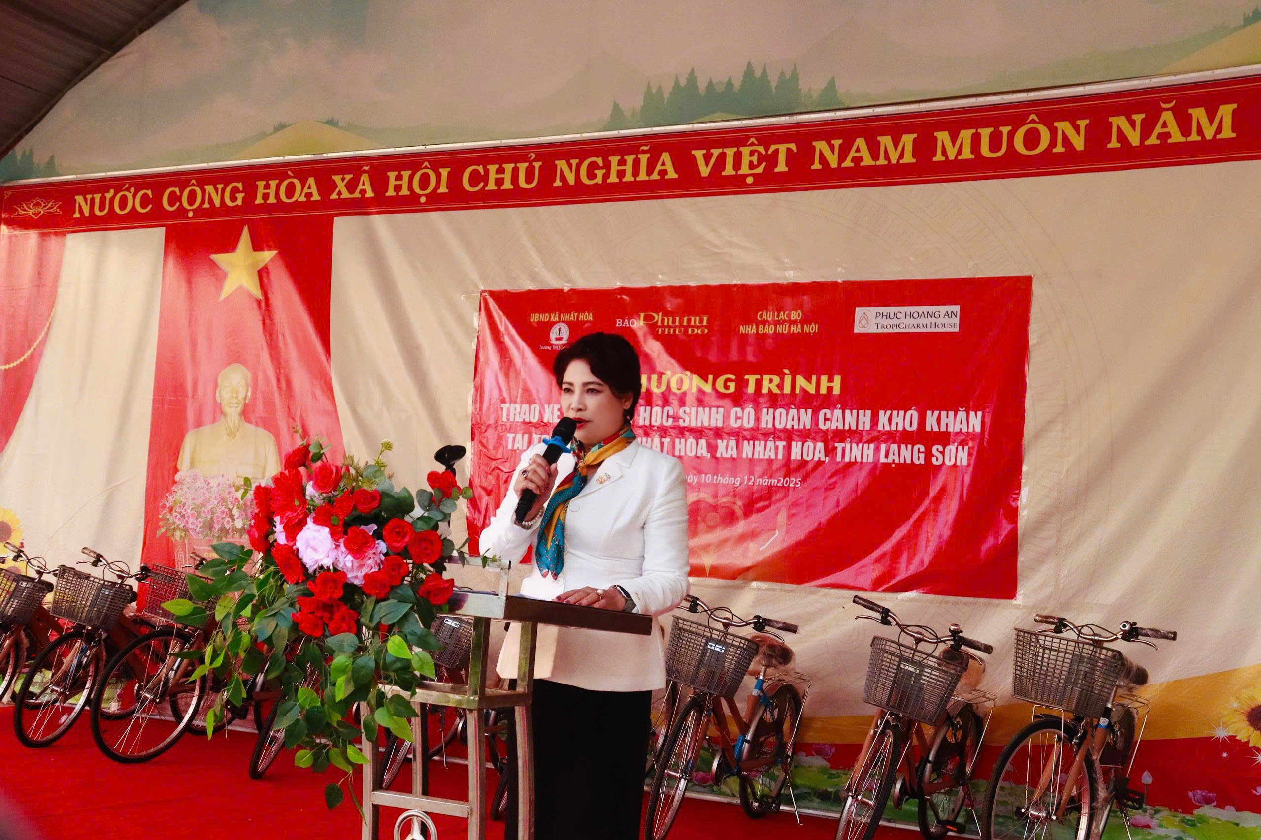 Báo Phụ nữ Thủ đô trao tặng học bổng, xe đạp cho học sinh có hoàn cảnh khó khăn vùng núi Nhất Hòa (Lạng Sơn) - ảnh 4