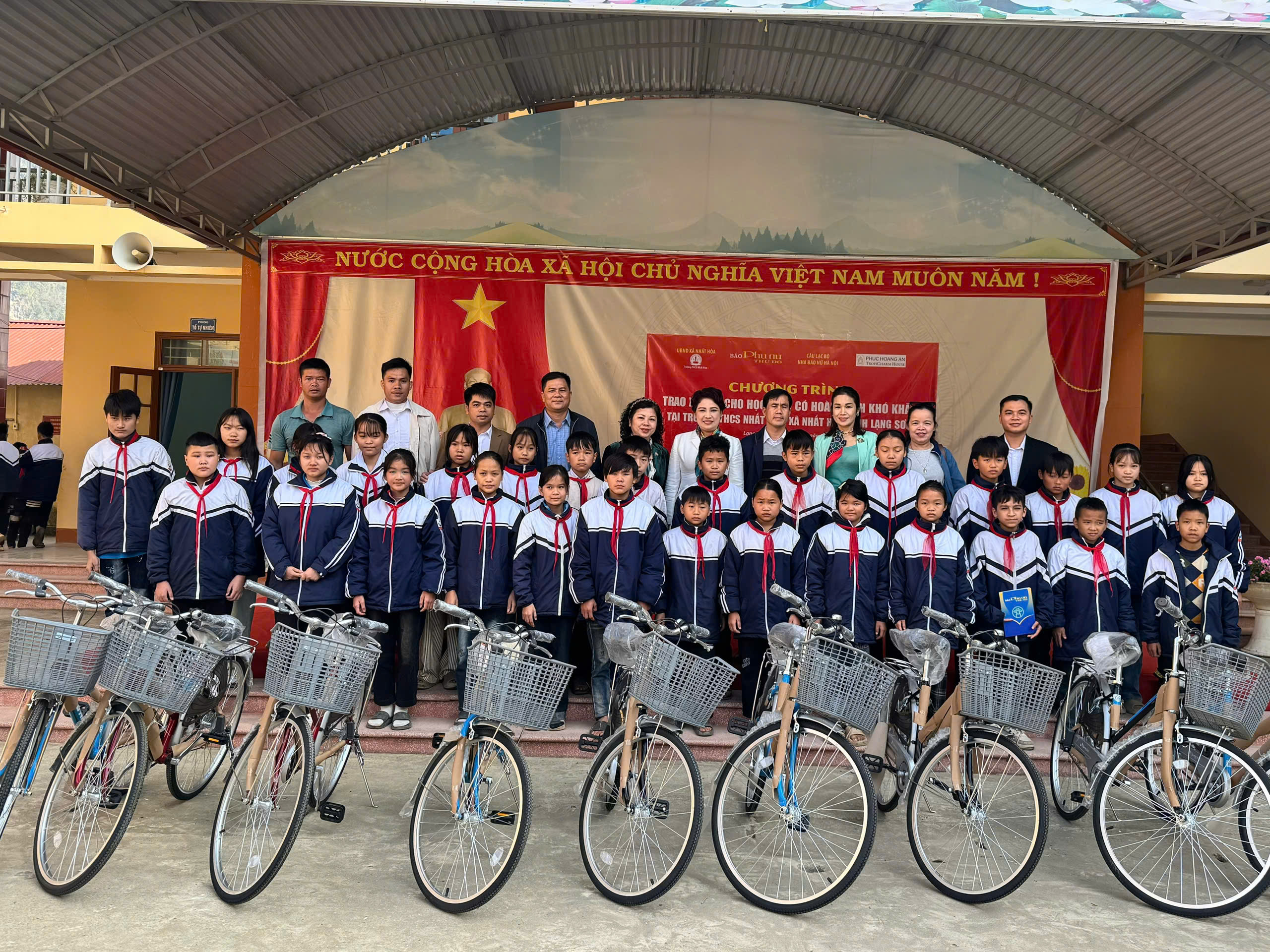 Báo Phụ nữ Thủ đô trao tặng học bổng, xe đạp cho học sinh có hoàn cảnh khó khăn vùng núi Nhất Hòa (Lạng Sơn) - ảnh 12