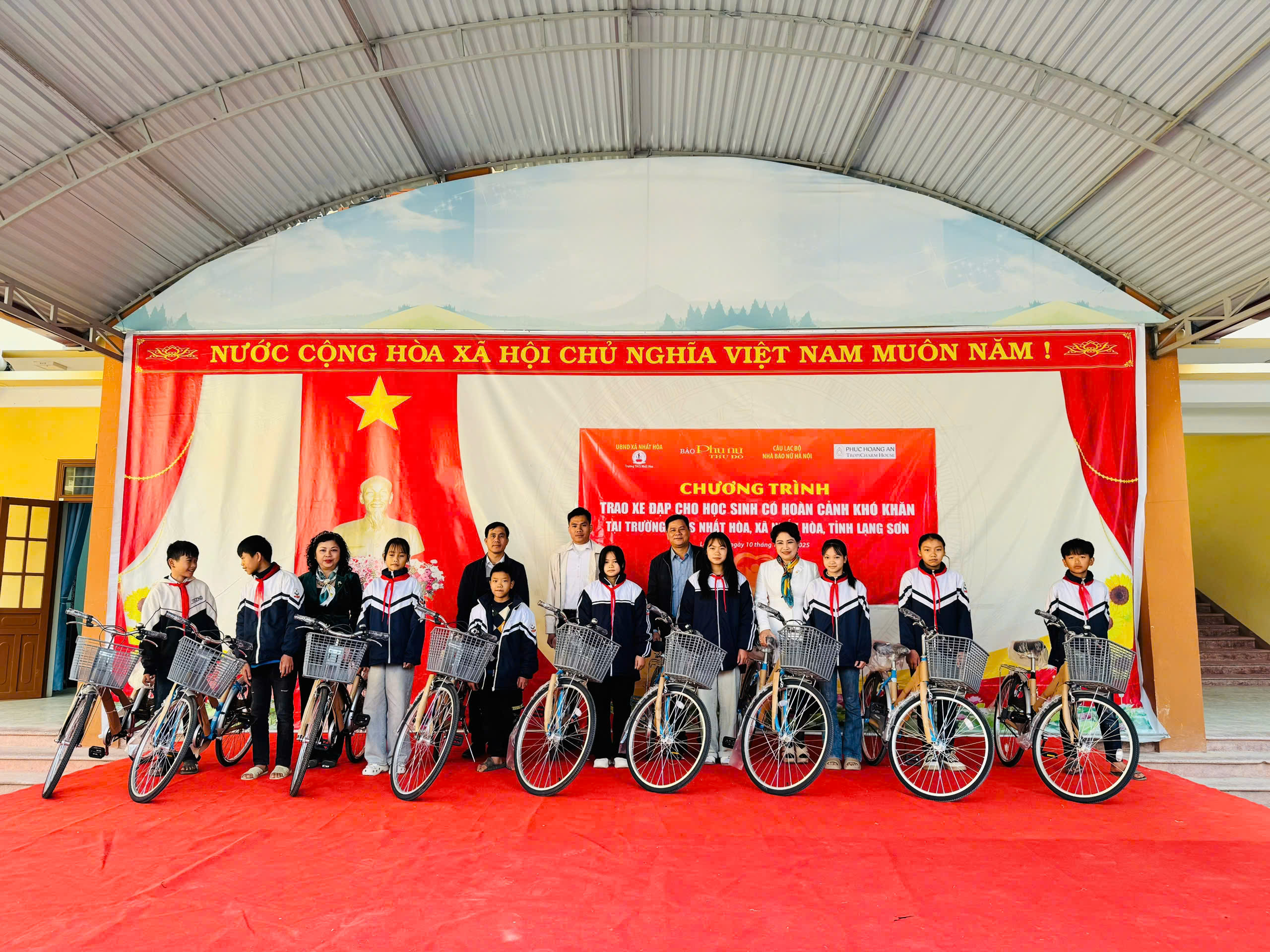 Báo Phụ nữ Thủ đô trao tặng học bổng, xe đạp cho học sinh có hoàn cảnh khó khăn vùng núi Nhất Hòa (Lạng Sơn) - ảnh 11