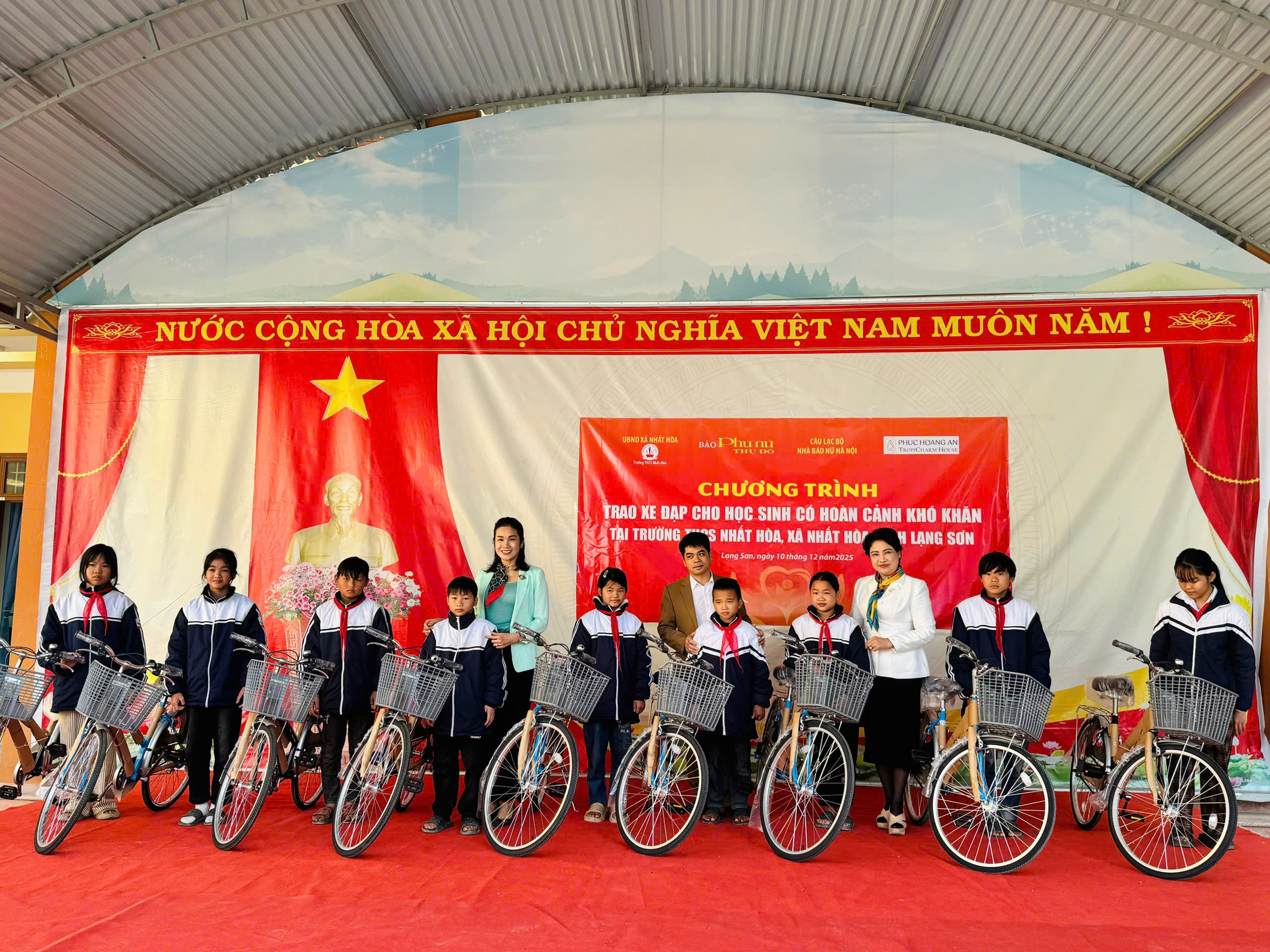 Báo Phụ nữ Thủ đô trao tặng học bổng, xe đạp cho học sinh có hoàn cảnh khó khăn vùng núi Nhất Hòa (Lạng Sơn) - ảnh 8