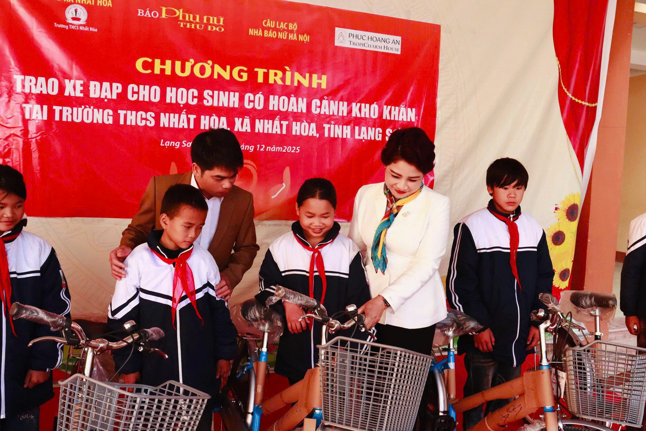 Báo Phụ nữ Thủ đô trao tặng học bổng, xe đạp cho học sinh có hoàn cảnh khó khăn vùng núi Nhất Hòa (Lạng Sơn) - ảnh 10