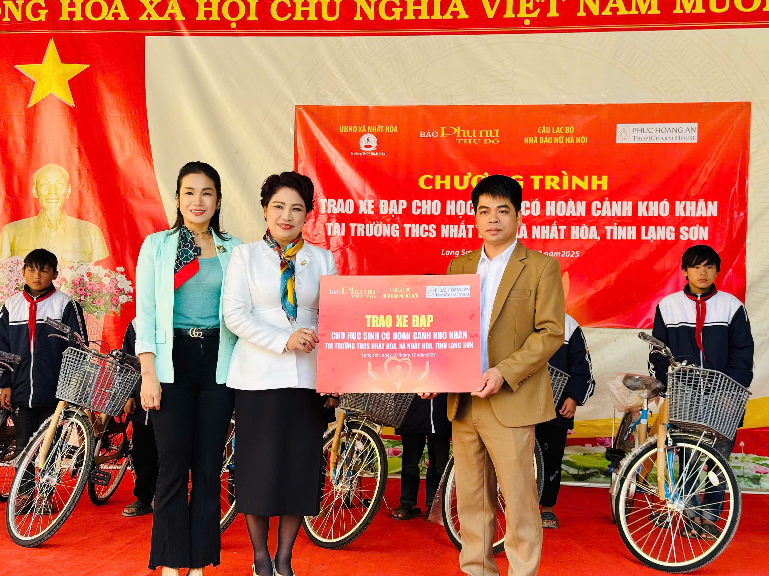 Báo Phụ nữ Thủ đô trao tặng học bổng, xe đạp cho học sinh có hoàn cảnh khó khăn vùng núi Nhất Hòa (Lạng Sơn) - ảnh 5