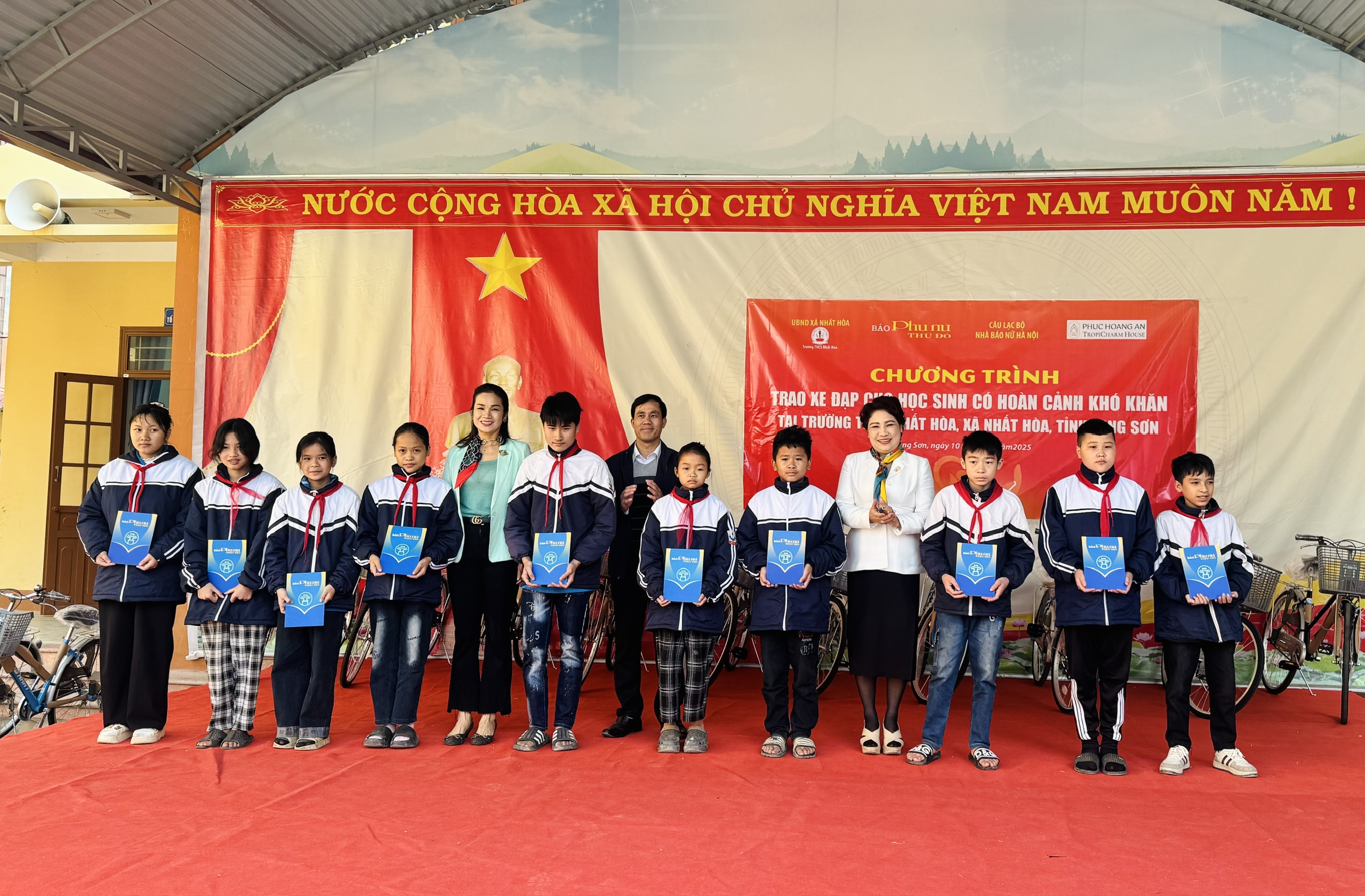 Báo Phụ nữ Thủ đô trao tặng học bổng, xe đạp cho học sinh có hoàn cảnh khó khăn vùng núi Nhất Hòa (Lạng Sơn) - ảnh 7