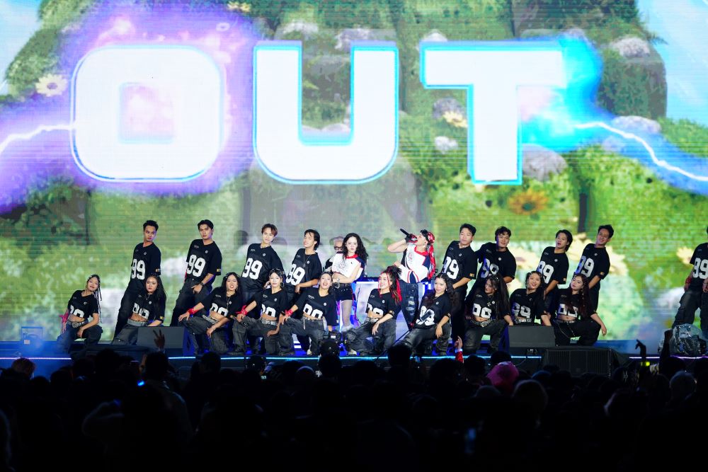 Cặp đôi nghệ sĩ sáng tạo Long Oliver & Bom cùng khán giả bùng nổ cảm xúc trong đêm SYNC FEST 2025 - ảnh 2