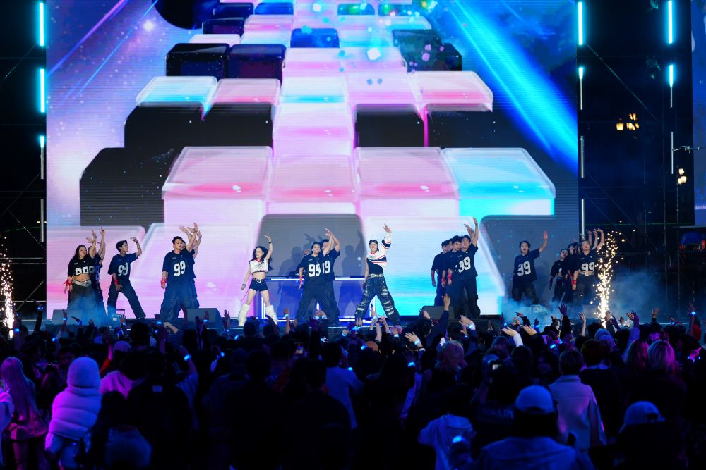 Cặp đôi nghệ sĩ sáng tạo Long Oliver & Bom cùng khán giả bùng nổ cảm xúc trong đêm SYNC FEST 2025 - ảnh 1