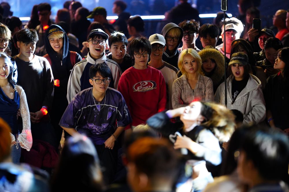 Cặp đôi nghệ sĩ sáng tạo Long Oliver & Bom cùng khán giả bùng nổ cảm xúc trong đêm SYNC FEST 2025 - ảnh 7