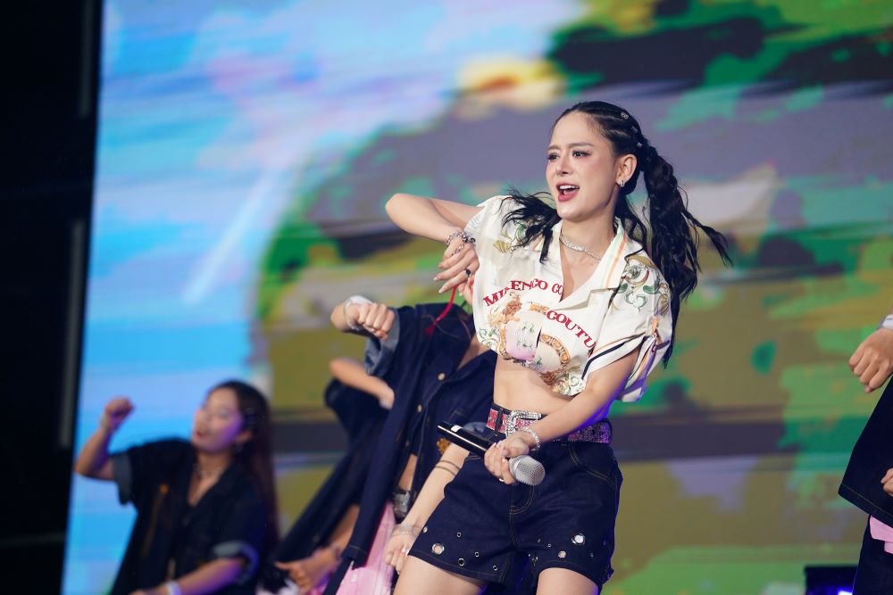 Cặp đôi nghệ sĩ sáng tạo Long Oliver & Bom cùng khán giả bùng nổ cảm xúc trong đêm SYNC FEST 2025 - ảnh 3