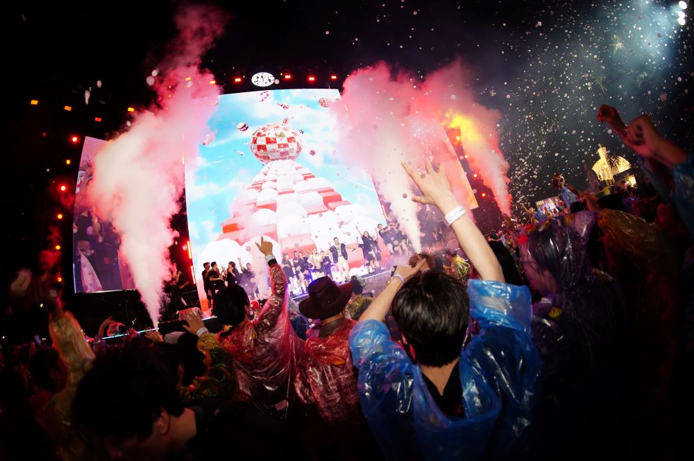 Cặp đôi nghệ sĩ sáng tạo Long Oliver & Bom cùng khán giả bùng nổ cảm xúc trong đêm SYNC FEST 2025 - ảnh 5