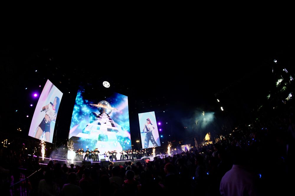 Cặp đôi nghệ sĩ sáng tạo Long Oliver & Bom cùng khán giả bùng nổ cảm xúc trong đêm SYNC FEST 2025 - ảnh 6