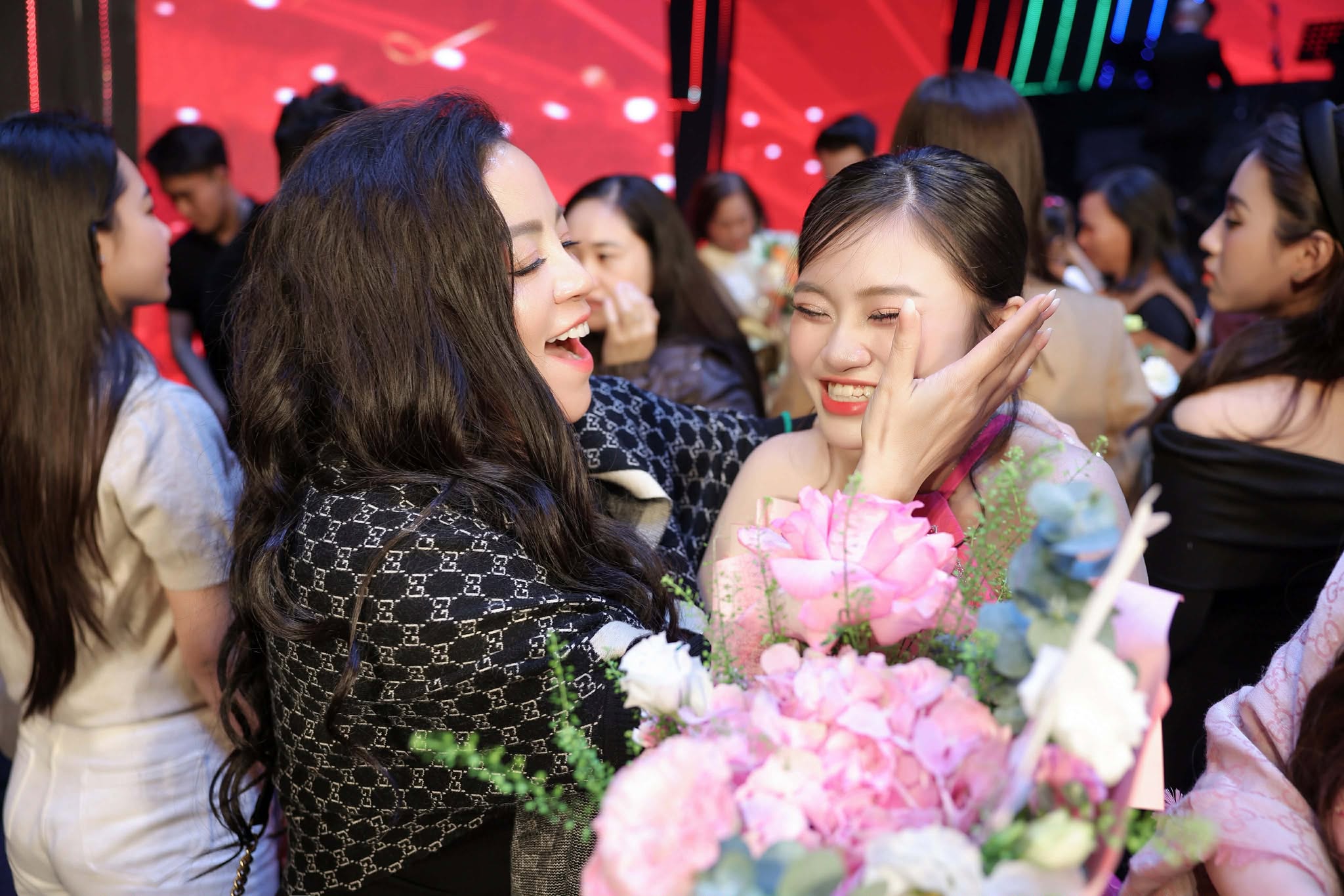 Bất ngờ trước ý chí, quyết tâm của giọng ca 16 tuổi Nguyễn Gia Linh- Giải Nhì Tiếng hát Hà Nội 2025 - ảnh 1