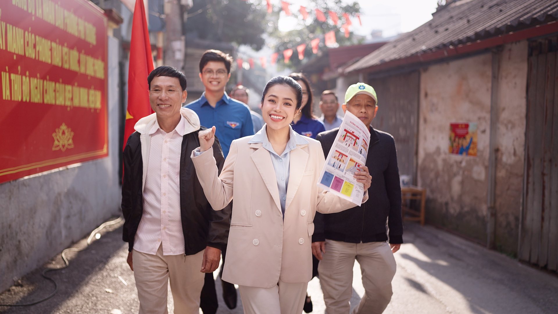 Thượng úy- ca sĩ Trần Bích Ngọc ra mắt MV “Ý Đảng – Lòng Dân” chào mừng Đại hội Đảng lần thứ XIV - ảnh 5