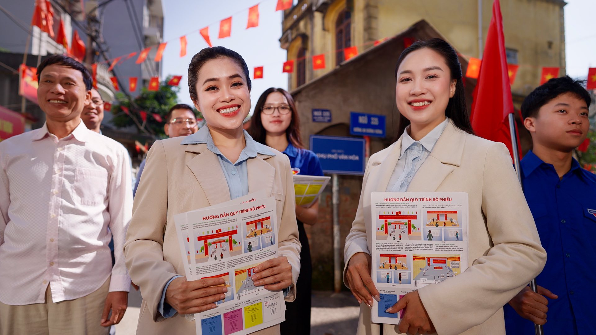 Thượng úy- ca sĩ Trần Bích Ngọc ra mắt MV “Ý Đảng – Lòng Dân” chào mừng Đại hội Đảng lần thứ XIV - ảnh 3