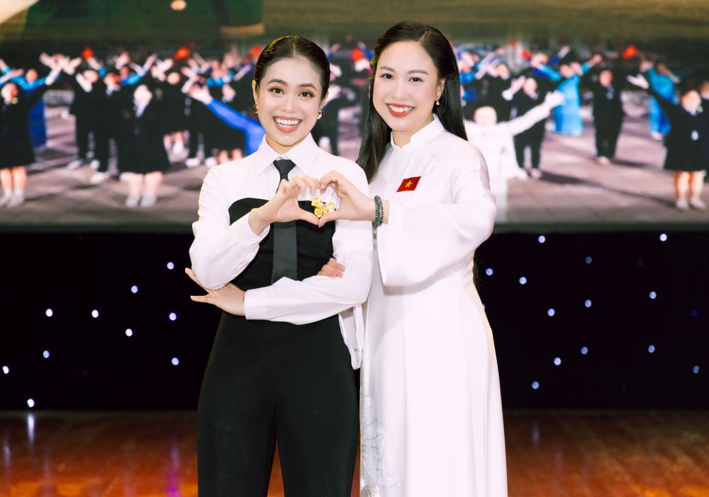 Thượng úy- ca sĩ Trần Bích Ngọc ra mắt MV “Ý Đảng – Lòng Dân” chào mừng Đại hội Đảng lần thứ XIV - ảnh 7