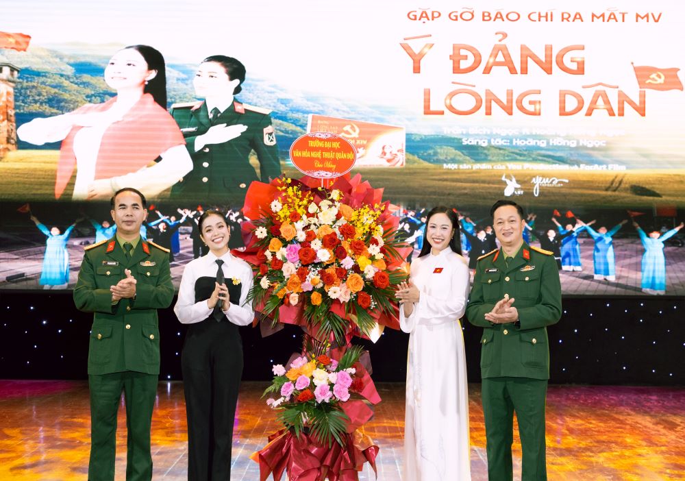 Thượng úy- ca sĩ Trần Bích Ngọc ra mắt MV “Ý Đảng – Lòng Dân” chào mừng Đại hội Đảng lần thứ XIV - ảnh 8