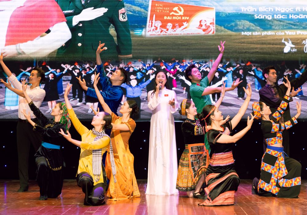 Thượng úy- ca sĩ Trần Bích Ngọc ra mắt MV “Ý Đảng – Lòng Dân” chào mừng Đại hội Đảng lần thứ XIV - ảnh 1