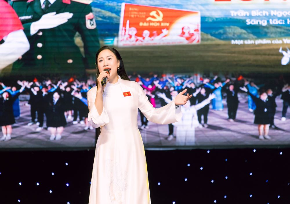 Thượng úy- ca sĩ Trần Bích Ngọc ra mắt MV “Ý Đảng – Lòng Dân” chào mừng Đại hội Đảng lần thứ XIV - ảnh 4