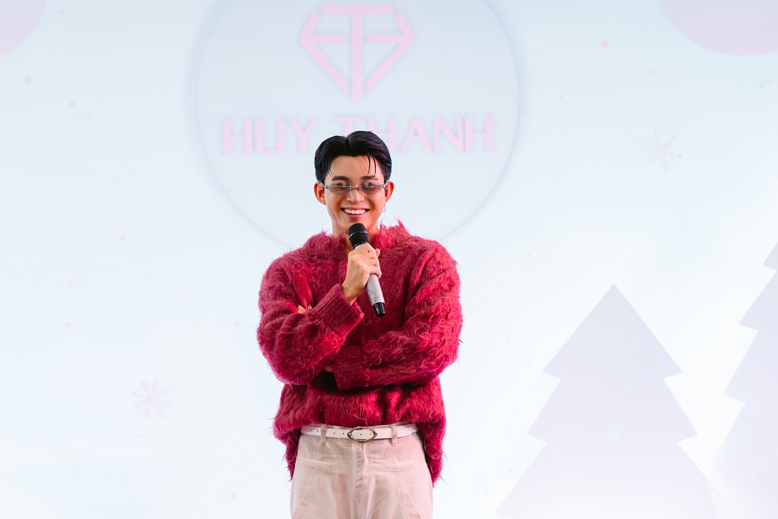 Trở về từ Y- Concert, Jun Phạm làm bánh, trang trí cây thông cùng fans, tiết lộ nhiều kế hoạch trong năm mới - ảnh 1