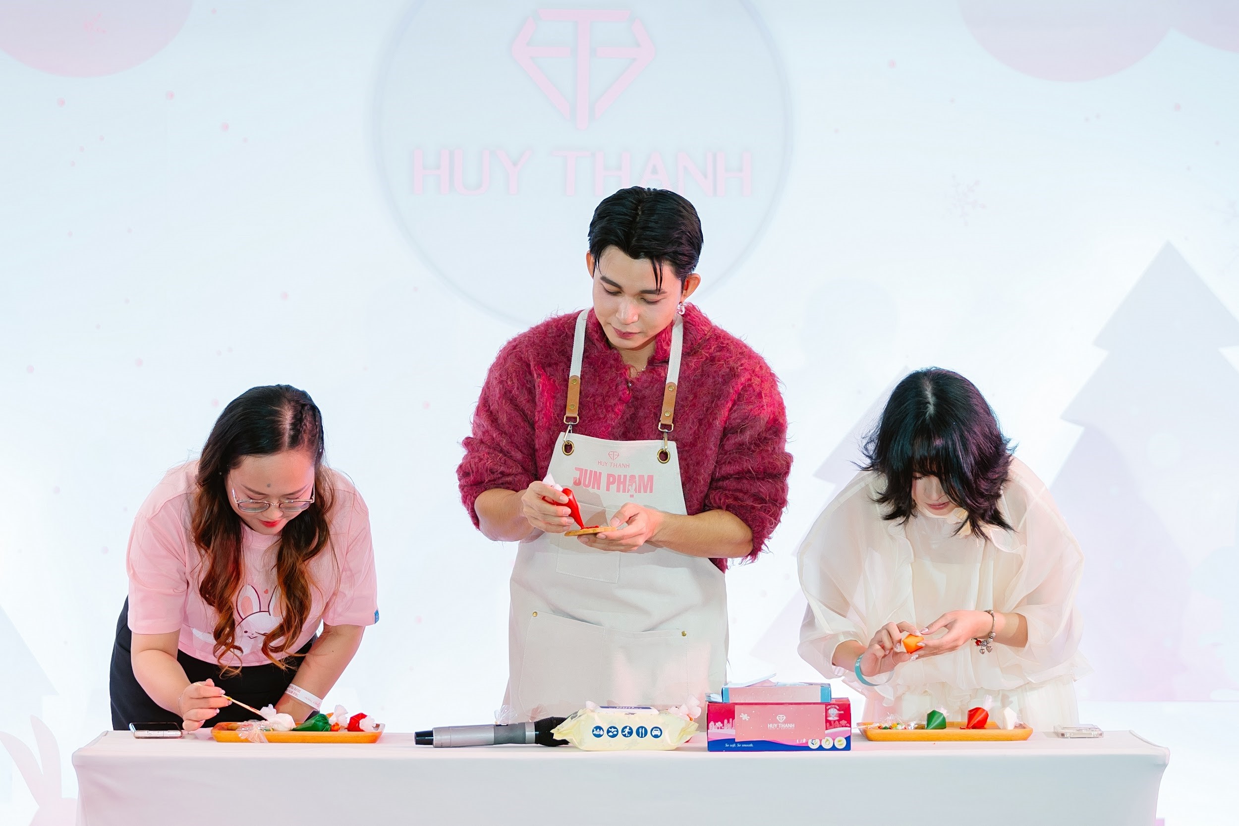 Trở về từ Y- Concert, Jun Phạm làm bánh, trang trí cây thông cùng fans, tiết lộ nhiều kế hoạch trong năm mới - ảnh 2