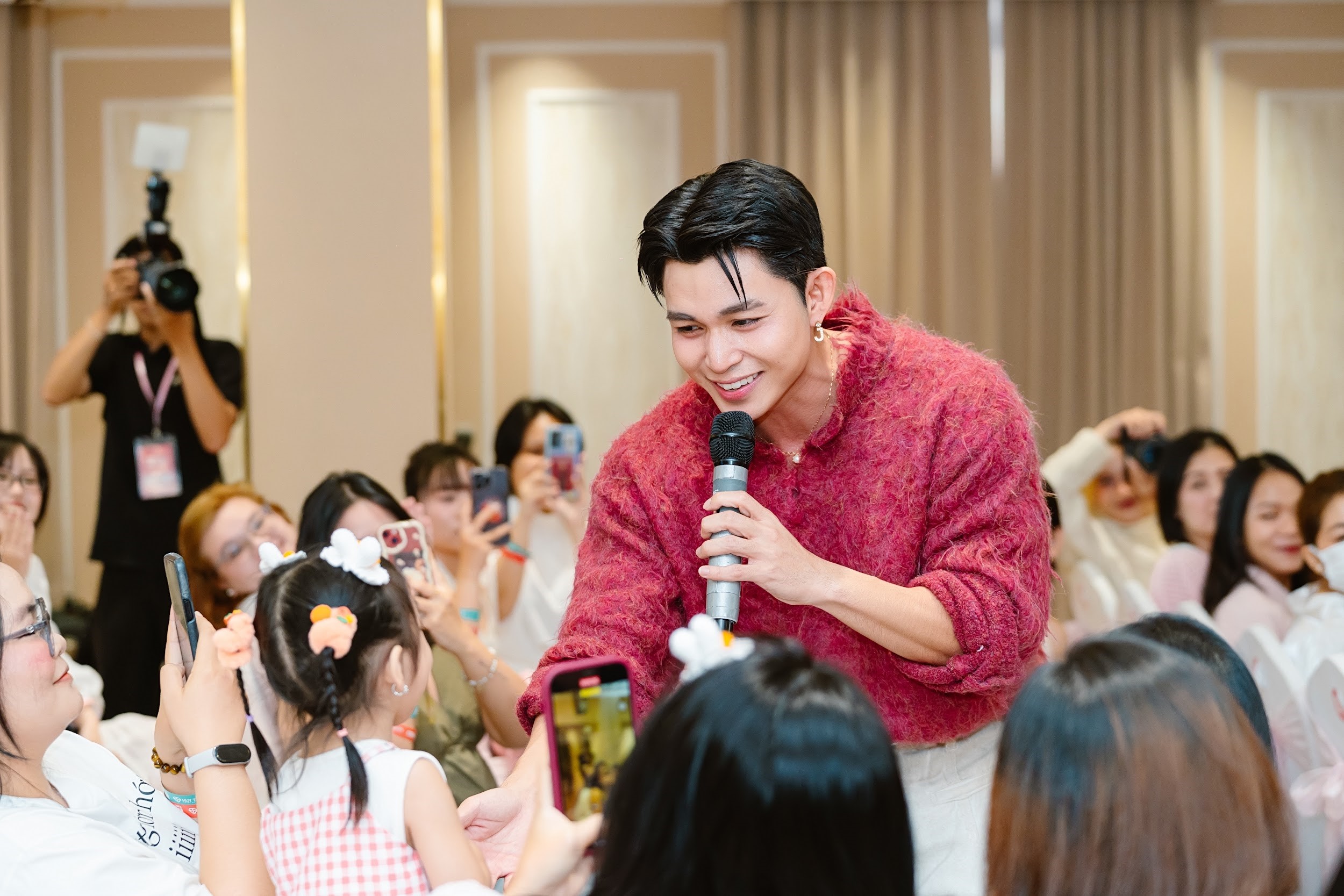 Trở về từ Y- Concert, Jun Phạm làm bánh, trang trí cây thông cùng fans, tiết lộ nhiều kế hoạch trong năm mới - ảnh 4