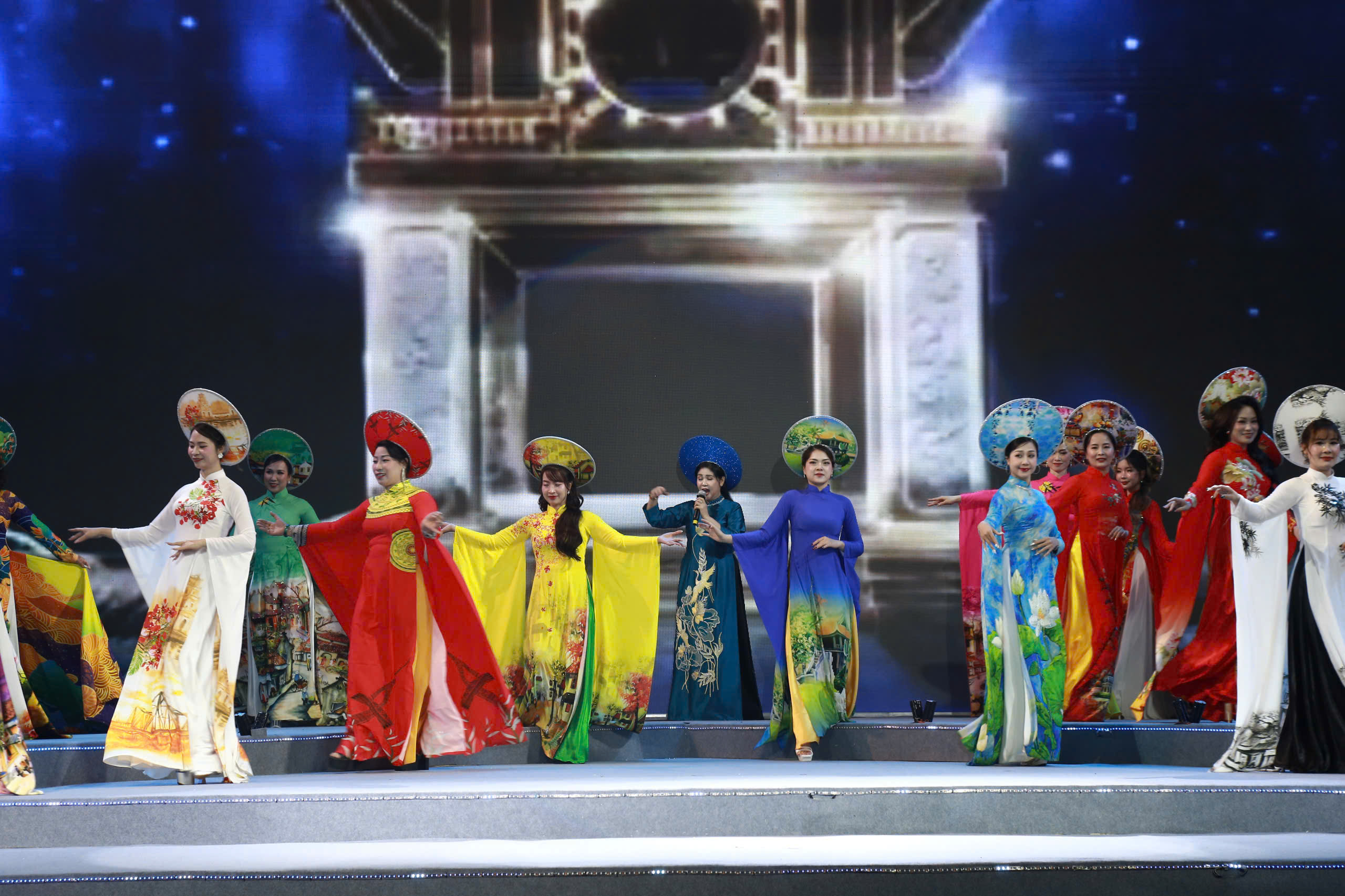 Màn trình diễn áo dài ra mắt của 20 thí sinh chung kết Nữ Đại sứ du lịch làng nghề Hà Nội 2025 - ảnh 3