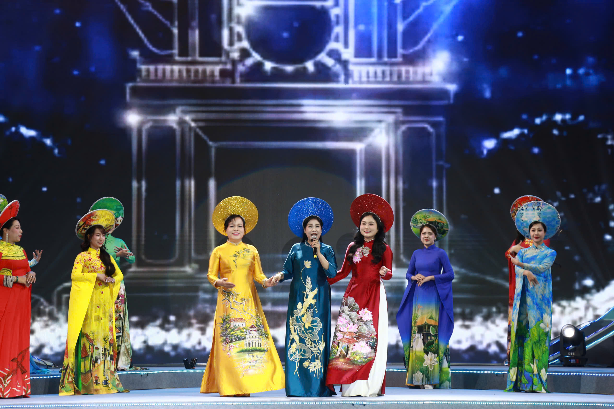 Màn trình diễn áo dài ra mắt của 20 thí sinh chung kết Nữ Đại sứ du lịch làng nghề Hà Nội 2025 - ảnh 1