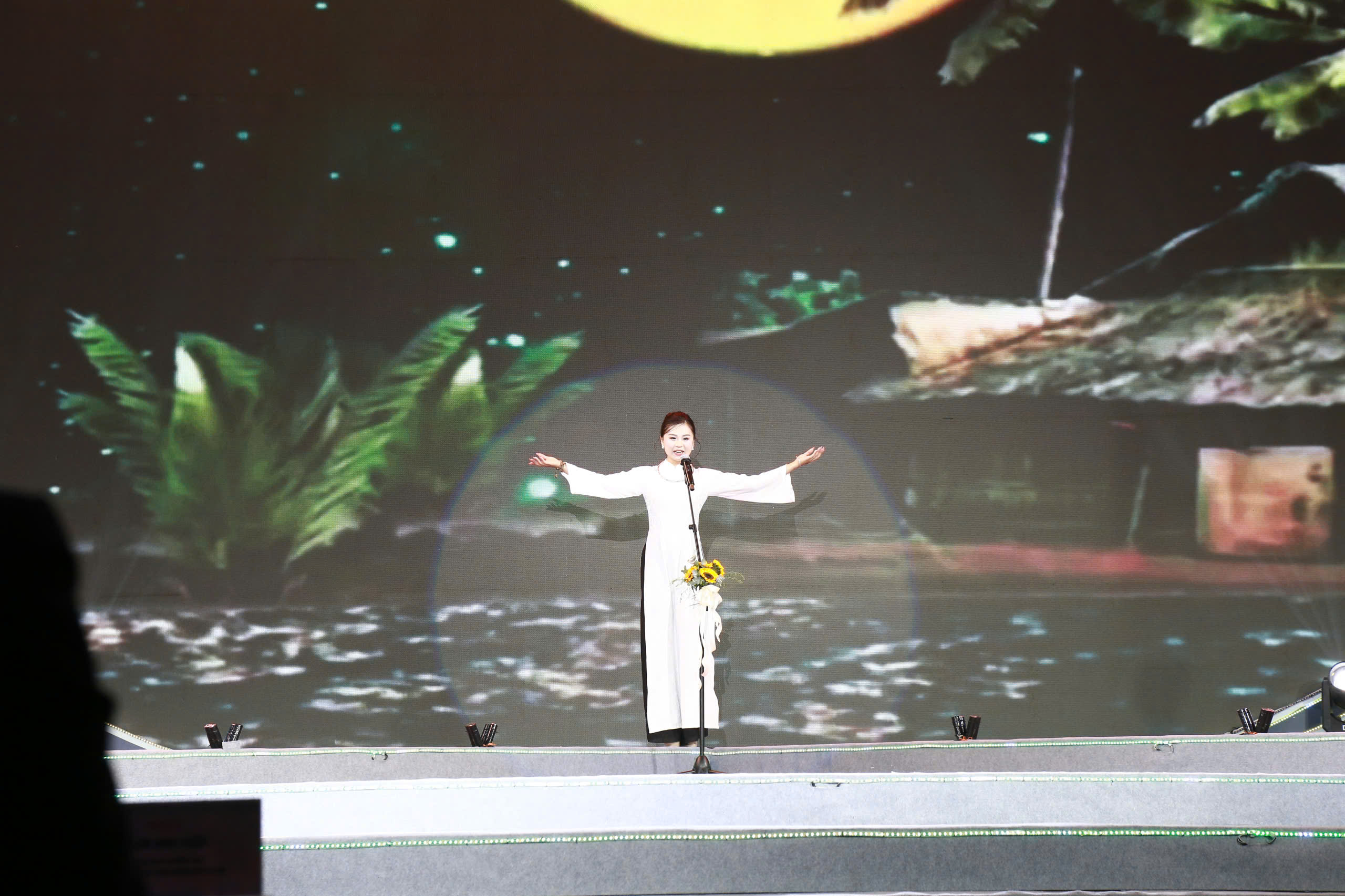 Màn trình diễn áo dài ra mắt của 20 thí sinh chung kết Nữ Đại sứ du lịch làng nghề Hà Nội 2025 - ảnh 8