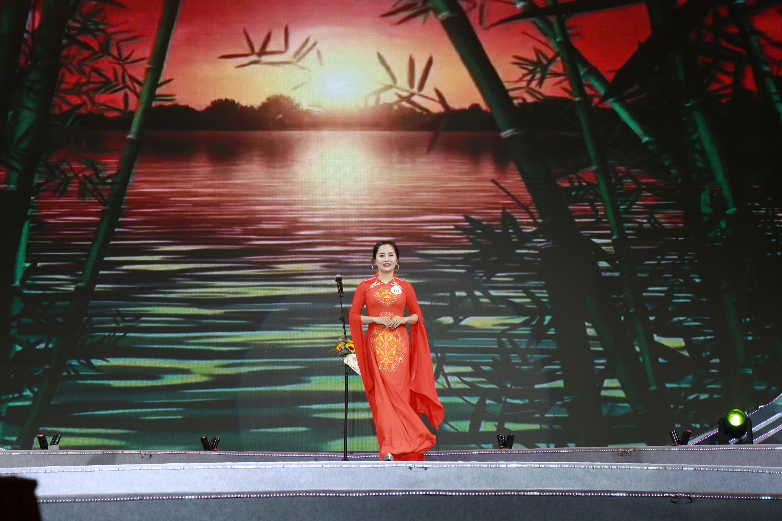 Màn trình diễn áo dài ra mắt của 20 thí sinh chung kết Nữ Đại sứ du lịch làng nghề Hà Nội 2025 - ảnh 6