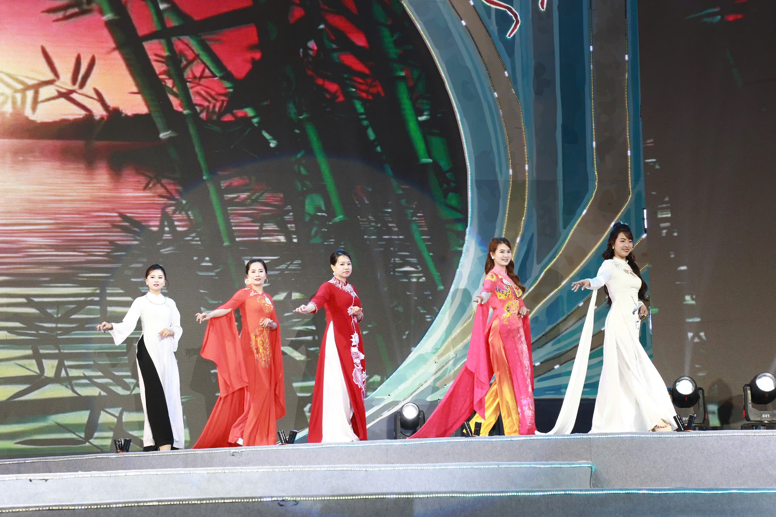 Màn trình diễn áo dài ra mắt của 20 thí sinh chung kết Nữ Đại sứ du lịch làng nghề Hà Nội 2025 - ảnh 7