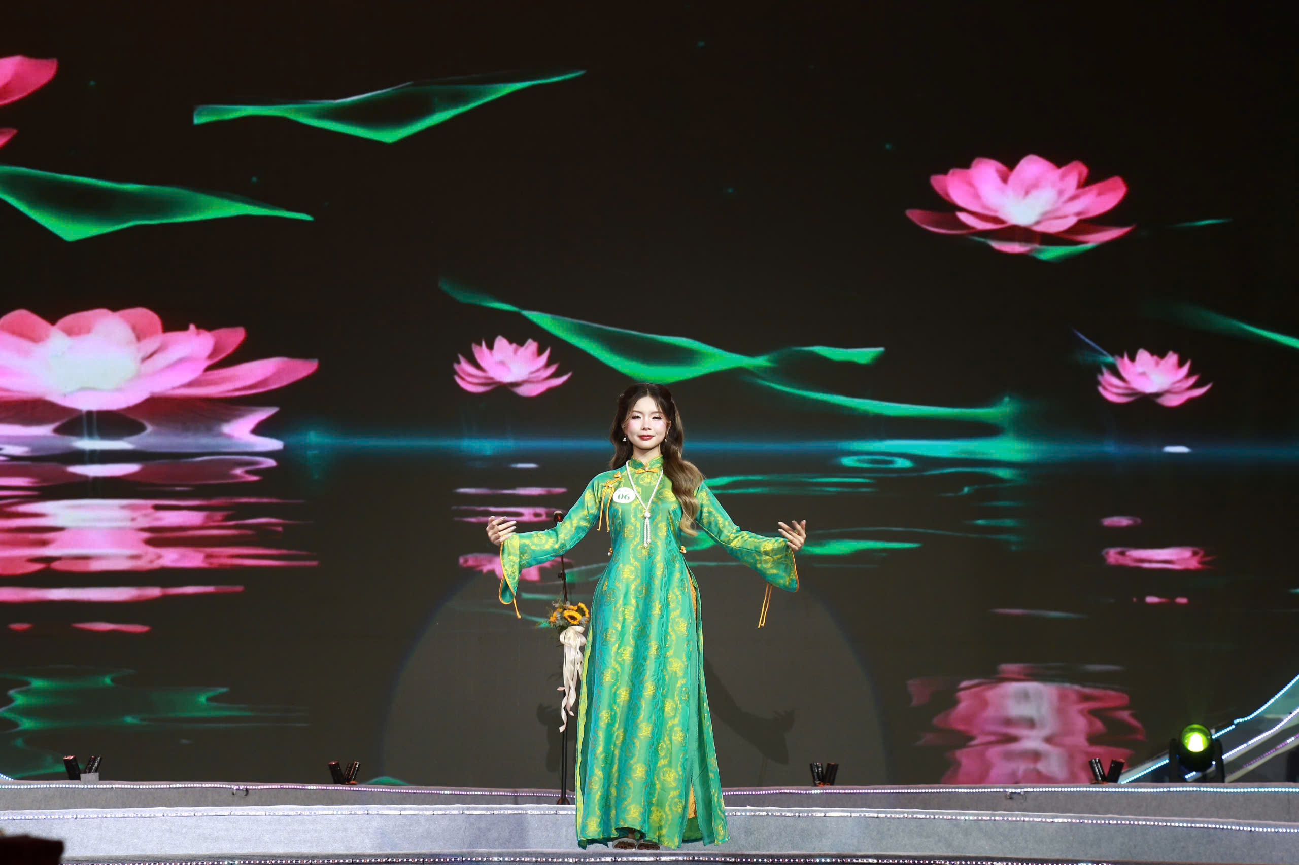 Màn trình diễn áo dài ra mắt của 20 thí sinh chung kết Nữ Đại sứ du lịch làng nghề Hà Nội 2025 - ảnh 4